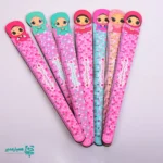 خط‌کش لیوانی دخترانه همیار مدیر یکی از محصولات فرهنگی و ارزشمند است که به‌صورت ویژه برای جشن تکلیف دختران طراحی شده است 🌸📘 این محصول در یک جعبه مستطیل‌شکل قهوه‌ای‌رنگ با طرح دختر روی جعبه ی مسطیل شکل با  ارتفاع حدود 3 سانتی‌متر ارائه می‌شود و داخل آن 33 عدد خط‌کش دخترانه قرار دارد. خط‌کش‌ها به رنگ صورتی، با طول 17 سانتی‌متر طراحی شده‌اند و در قسمت بالایی آن‌ها تصویر دختران با حجاب دیده می‌شود 👧🏻🧕 که جلوه‌ای شاد، دخترانه و متناسب با فضای جشن تکلیف ایجاد می‌کند. وجود هدایای شانسی در برخی از جعبه‌ها 🎁✨ باعث ایجاد هیجان و حس خوش‌شانسی در میان دانش‌آموزان می‌شود و این محصول را به انتخابی متفاوت برای مراسم جشن تکلیف تبدیل می‌کند. خط‌کش لیوانی دخترانه همیار مدیر با طراحی خاص، بسته‌بندی منظم و حال‌وهوای شاد و فرهنگی 💖، یکی از بهترین محصولات همیار مدیر برای مدارس، مساجد، فروشگاه‌های لوازم‌التحریر و برگزاری جشن تکلیف به حساب می‌آید.