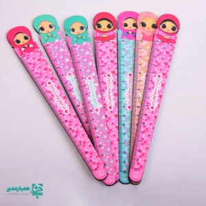 خط‌کش لیوانی دخترانه همیار مدیر یکی از محصولات فرهنگی و ارزشمند است که به‌صورت ویژه برای جشن تکلیف دختران طراحی شده است 🌸📘 این محصول در یک جعبه مستطیل‌شکل قهوه‌ای‌رنگ با طرح دختر روی جعبه ی مسطیل شکل با  ارتفاع حدود 3 سانتی‌متر ارائه می‌شود و داخل آن 33 عدد خط‌کش دخترانه قرار دارد. خط‌کش‌ها به رنگ صورتی، با طول 17 سانتی‌متر طراحی شده‌اند و در قسمت بالایی آن‌ها تصویر دختران با حجاب دیده می‌شود 👧🏻🧕 که جلوه‌ای شاد، دخترانه و متناسب با فضای جشن تکلیف ایجاد می‌کند. وجود هدایای شانسی در برخی از جعبه‌ها 🎁✨ باعث ایجاد هیجان و حس خوش‌شانسی در میان دانش‌آموزان می‌شود و این محصول را به انتخابی متفاوت برای مراسم جشن تکلیف تبدیل می‌کند. خط‌کش لیوانی دخترانه همیار مدیر با طراحی خاص، بسته‌بندی منظم و حال‌وهوای شاد و فرهنگی 💖، یکی از بهترین محصولات همیار مدیر برای مدارس، مساجد، فروشگاه‌های لوازم‌التحریر و برگزاری جشن تکلیف به حساب می‌آید.