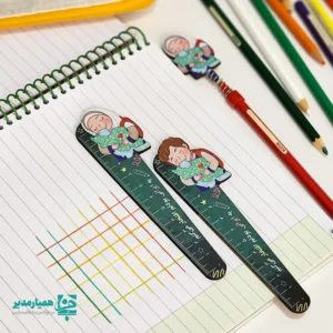 🇮🇷✨ مینی خط‌کش چوبی ایران من از جمله محصولات فرهنگی و خلاقانه همیار مدیر است که با رویکرد تقویت هویت ملی و روحیه میهن‌دوستی، برای مناسبت‌های مهمی همچون دهه فجر انقلاب اسلامی و روز دانش‌آموز طراحی و تولید شده است. 🪵📏 این خط‌کش زیبا از جنس چوب ساخته شده و با طول ۱۵ سانتی‌متر و وزن تقریبی ۸ گرم، بسیار سبک، خوش‌دست و مناسب استفاده روزمره دانش‌آموزان می‌باشد. 🎨❤️ در قسمت بالایی خط‌کش، تصویر نمادین دختر و پسری دیده می‌شود که کشور عزیزمان ایران را در آغوش گرفته‌اند؛ تصویری الهام‌بخش از عشق به میهن و آینده‌سازان کشور. همچنین سه پرچم ایران 🚩 در طراحی این بخش قرار گرفته که جلوه‌ای شاد، ملی و مناسبتی به محصول بخشیده است. 🎁✨ این مینی خط‌کش چوبی می‌تواند به عنوان یک گیفت فرهنگی و آموزشی ارزشمند در مدارس، مساجد و مؤسسات فرهنگی مورد استفاده قرار گیرد و هدیه‌ای کاربردی و ماندگار برای دانش‌آموزان در برنامه‌ها و جشن‌های مناسبتی باشد.