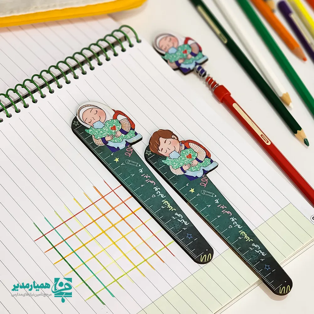 🇮🇷✨ مینی خط‌کش چوبی ایران من از جمله محصولات فرهنگی و خلاقانه همیار مدیر است که با رویکرد تقویت هویت ملی و روحیه میهن‌دوستی، برای مناسبت‌های مهمی همچون دهه فجر انقلاب اسلامی و روز دانش‌آموز طراحی و تولید شده است. 🪵📏 این خط‌کش زیبا از جنس چوب ساخته شده و با طول ۱۵ سانتی‌متر و وزن تقریبی ۸ گرم، بسیار سبک، خوش‌دست و مناسب استفاده روزمره دانش‌آموزان می‌باشد. 🎨❤️ در قسمت بالایی خط‌کش، تصویر نمادین دختر و پسری دیده می‌شود که کشور عزیزمان ایران را در آغوش گرفته‌اند؛ تصویری الهام‌بخش از عشق به میهن و آینده‌سازان کشور. همچنین سه پرچم ایران 🚩 در طراحی این بخش قرار گرفته که جلوه‌ای شاد، ملی و مناسبتی به محصول بخشیده است. 🎁✨ این مینی خط‌کش چوبی می‌تواند به عنوان یک گیفت فرهنگی و آموزشی ارزشمند در مدارس، مساجد و مؤسسات فرهنگی مورد استفاده قرار گیرد و هدیه‌ای کاربردی و ماندگار برای دانش‌آموزان در برنامه‌ها و جشن‌های مناسبتی باشد.