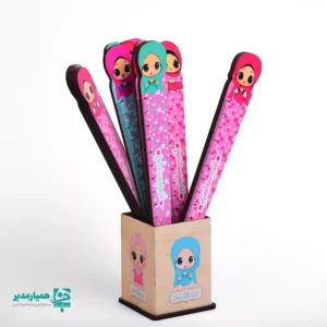 خط‌کش لیوانی دخترانه همیار مدیر یکی از محصولات فرهنگی و ارزشمند است که به‌صورت ویژه برای جشن تکلیف دختران طراحی شده است 🌸📘 این محصول در یک جعبه مستطیل‌شکل قهوه‌ای‌رنگ با طرح دختر روی جعبه ی مسطیل شکل با  ارتفاع حدود 3 سانتی‌متر ارائه می‌شود و داخل آن 33 عدد خط‌کش دخترانه قرار دارد. خط‌کش‌ها به رنگ صورتی، با طول 17 سانتی‌متر طراحی شده‌اند و در قسمت بالایی آن‌ها تصویر دختران با حجاب دیده می‌شود 👧🏻🧕 که جلوه‌ای شاد، دخترانه و متناسب با فضای جشن تکلیف ایجاد می‌کند. وجود هدایای شانسی در برخی از جعبه‌ها 🎁✨ باعث ایجاد هیجان و حس خوش‌شانسی در میان دانش‌آموزان می‌شود و این محصول را به انتخابی متفاوت برای مراسم جشن تکلیف تبدیل می‌کند. خط‌کش لیوانی دخترانه همیار مدیر با طراحی خاص، بسته‌بندی منظم و حال‌وهوای شاد و فرهنگی 💖، یکی از بهترین محصولات همیار مدیر برای مدارس، مساجد، فروشگاه‌های لوازم‌التحریر و برگزاری جشن تکلیف به حساب می‌آید.