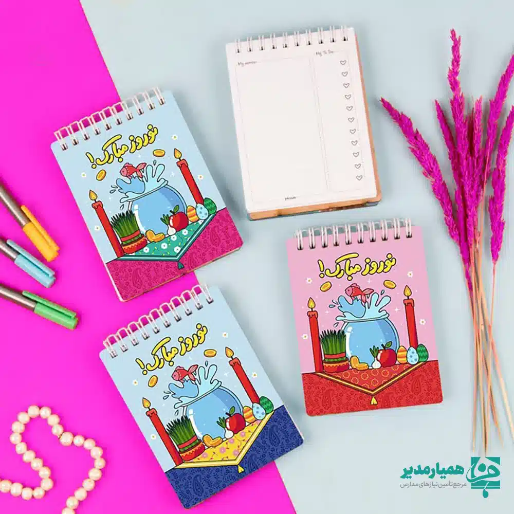 🌸 دفترچه‌های چوبی «نوروز مبارک» ترکیبی از طراحی خلاقانه، کیفیت ساخت بالا و حال‌وهوای عید هستند؛ گزینه‌ای جذاب برای یادداشت‌های روزانه، برنامه‌ریزی و هدیه‌های نوروزی. این دفترچه‌ها با ابعاد تقریبی ۹×۱۲ سانتی‌متر و وزن حدود ۲۸ گرم، بسیار سبک و قابل حمل بوده و برای کیف دانش‌آموزان انتخابی ایده‌آل محسوب می‌شوند ✨📓. 🎨 طراحی جلد چوبی با المان‌های سنتی و شاد نوروز (سبزه، ماهی قرمز، سیب، تخم‌مرغ‌های رنگی، شمع و سفره‌ی الهام‌گرفته از هفت‌سین) نه‌تنها ظاهر محصول را متمایز می‌کند، بلکه حس خوبی از آغاز سال نو و نظم شخصی می‌دهد 🌱🐟🍎🥚🕯️. صحافی فنری روان، باز و بسته شدن راحت صفحات را ممکن کرده و مدل‌های داخلی شامل بخش‌های ساده برای My notes و My To Do نیازهای یادداشت و برنامه‌ریزی روزانه را پوشش می‌دهد 📝✅. 🌿 محصول همیار مدیر با کیفیت چاپ و ساخت مناسب، برای مجموعه‌های فرهنگی، مدارس، موسسات آموزشی و هدایای سازمانی بسیار کاربردی است. می‌توانید این دفترچه‌ها را در بسته‌های عیدانه دانش‌آموزی، پک هدیه‌ی نوروزی یا استفاده شخصی قرار دهید؛ ترکیبی از زیبایی و کارکرد که تا مدت‌ها همراه شما خواهد بود 🎁🧿. ✨ اگر به‌دنبال یادداشتی خوش‌دست، قابل‌اعتماد و خوش‌حال‌کننده برای آغاز سال نو هستید، دفترچه چوبی نوروز مبارک همیار مدیر انتخابی است که هم از نظر زیبایی‌شناسی و هم از نظر کیفیت ساخت، رضایت‌بخش خواهد بود 🌷.