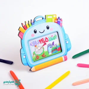 🌸 تقویم قاب عکس طرح کوله‌پشتی 1405 ترکیبی از کاربرد، زیبایی و شخصی‌سازی است؛ محصولی که هم به نظم روزهای شما کمک می‌کند و هم با امکان افزودن عکس اختصاصی، یادگاری منحصر‌به‌فرد می‌شود 🖼️✨. این تقویم در ابعاد ۱۳.۵×۱۲.۵ سانتی‌متر و وزن تقریبی ۱۵ گرم طراحی شده تا سبک، کم‌جا و مناسب استفاده روی میز کار، میز مطالعه و قفسه‌های اتاق کودک باشد 📚. 🎨 ظاهر فانتزی کوله‌پشتی همراه با صفحه‌ی مرکزی برای نمایش عکس، آن را برای دانش‌آموزان، معلمان و خانواده‌ها جذاب می‌کند. ماه‌های سال ۱۴۰۵ با رنگ‌بندی شاد و خوانا به صورت صورتی، سبز، نارنجی و آبی تفکیک شده‌اند تا برنامه‌ریزی بصری ساده‌تر باشد؛ ضمن این‌که تمام تعطیلات رسمی و تمام مناسبت‌ها به‌طور کامل داخل تقویم آمده‌اند تا هیچ رویدادی را از دست ندهید 📅✅. 🌿 برای شروع سال نو، این تقویم قاب عکس با حال‌وهوای عیدانه و المان‌های نوروزی (سبزه، ماهی قرمز، سیب، تخم‌مرغ‌های رنگی) گزینه‌ای عالی برای هدیه‌های دانش‌آموزی، فرهنگی و سازمانی است 🌱🐟🍎🥚. می‌توانید در ابتدای تقویم، عکس دلخواه (فرزند، کلاس، لوگو یا پیام تبریک نوروزی) را قرار دهید تا هر بار که روزهای جدید را ورق می‌زنید، حس خوب و انگیزه بیشتری بگیرید 🎉. ✅ محصول همیار مدیر با چاپ خوانا، طراحی خوش‌فرم و دوام مناسب، انتخابی حرفه‌ای برای پک‌های نوروزی مدارس، مؤسسات فرهنگی و هدایای اداری است. اگر به‌دنبال تقویمی هستید که هم زیبا باشد و هم اطلاعات کامل داشته باشد، تقویم قاب عکس طرح کوله‌پشتی 1405 دقیقا همان چیزی است که به‌دنبالش هستید ✨.