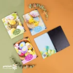 🌷 کارت پستال چوبی نوروز یکی از خلاقانه‌ترین و ماندگارترین محصولات نوروزی همیار مدیر  است که با ترکیب هنر، موسیقی و حس نوستالژیک عید، تجربه‌ای متفاوت از یک هدیه ساده را ارائه می‌دهد. این محصول در ابعاد ۱۳×۱۰ سانتی‌متر و با استفاده از چوب تولید شده که علاوه بر زیبایی ظاهری، دوام و کیفیت بالایی نیز دارد ♻️✨ 🎨 طراحی این کارت پستال‌ها در چندین طرح متنوع نوروزی انجام شده است؛ طرح‌هایی الهام‌گرفته از بهار، رنگ‌های شاد، نمادهای عید و فضای دلنشین نوروز که برای تمامی گروه‌های سنی جذاب هستند 🌼🧿 هر کارت دارای یک بارکد (QR Code) اختصاصی است که با اسکن آن توسط تلفن همراه، آهنگ شاد نوروزی پخش می‌شود و حس عید را به‌صورت شنیداری نیز منتقل می‌کند 🎶🌸 🎁 کارت پستال چوبی نوروز همیار مدیر، انتخابی بسیار مناسب برای: هدایای دانش‌آموزی و فرهنگی 📚 بسته‌های نوروزی مدارس و مهدکودک‌ها 🏫 هدایای سازمانی و تبلیغاتی 🎉 یادبودهای نوروزی ماندگار 🌿 استفاده از متریال چوبی، طراحی چشم‌نواز، امکان پخش موسیقی نوروزی و تنوع طرح‌ها، این محصول را به گزینه‌ای خاص برای مجموعه‌هایی تبدیل کرده است که به‌دنبال هدیه‌ای متفاوت، خلاقانه و اثرگذار در ایام نوروز هستند. کارت پستال چوبی نوروز همیار مدیر، ترکیبی از هنر، احساس و پیام عیدانه است 🌺✨