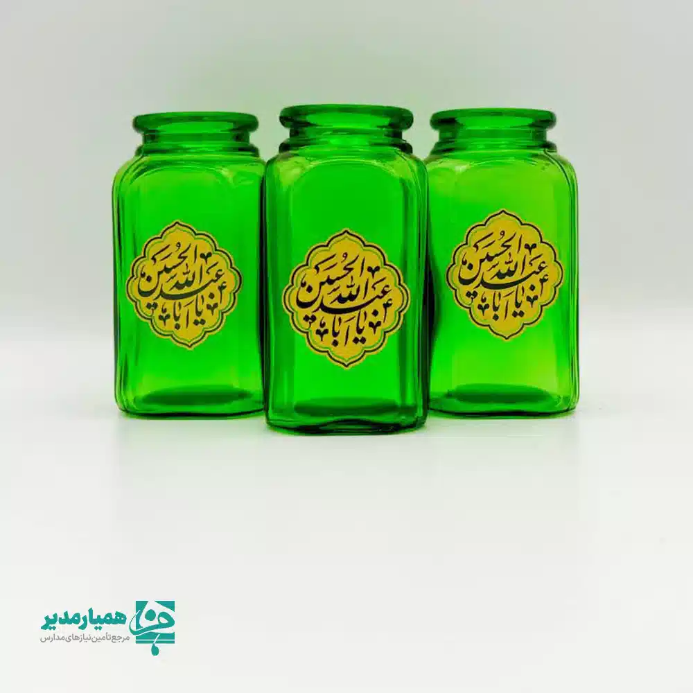 گلدان کتابی شیشه‌ای طرح امام حسین و حضرت عباس | هدیه‌ای الهی و ماندگار 🌿 در این اعیاد مبارک شعبانیه (ع)، پیوندی از ایمان،عشق و وفاداری است. گلدان شیشه‌ای طرح «امام حسین و حضرت عباس » با طراحی ظریف و چشم‌نواز، یادبودی ارزشمند برای بزرگداشت این اعیاد مبارک به شمار می‌آید. این گلدان با جنس شیشه‌ای، ابعاد 9.5*4.5 سانتی‌متر و وزن سبک حدود ۱2 گرم، این یکی از بهترین گزینه برای strong>هدایای مناسبتی مدارس ،مساجئ و مراسم های فرهنگی است 🎁 مناسب برای: ✅ تقدیر از جانبازان،پاسداران و یاد بودی برای این اعیاد مبارک ✅ هدیه فرهنگی اعیاد مبارک در مدارس ✅ یادبود معنوی دانش‌آموزی پیشنهادی خاص و ارزشمند از همیار مدیر برای مدیران و مراکز آموزشی که به معنا، اصالت و ماندگاری هدیه اهمیت می‌دهند.