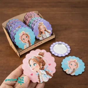 🌷 آینه جیبی دخترانه یاسمن | هدیه‌ای کوچک با حس خوب ماندگار 🌷 آینه جیبی دخترانه یاسمن از مجموعه هدایای پرطرفدار کیمیا هنر، با طراحی لطیف، رنگ‌های شاد و حس دخترانه‌اش، به‌گونه‌ای ساخته شده که هم کاربردی باشد و هم لبخند به همراه بیاورد 💕 این آینه با ابعاد ۷ × ۵ سانتی‌متر و وزن بسیار سبک ۱۸ گرم، به‌راحتی در کیف یا جیب جا می‌گیرد و برای استفاده روزمره کاملاً مناسب است. همین ویژگی‌ها باعث شده تا انتخابی محبوب برای هدایای دانش‌آموزی باشد 🎒 ✨ آینه جیبی یاسمن برای مناسبت‌هایی مثل روز دختر، روز دانش‌آموز و عید نوروز طراحی شده و به دلیل تنوع در رنگ‌بندی و تصاویر زیبا، سلیقه‌های مختلف را به‌خوبی پوشش می‌دهد 🌈 این محصول، یک هدیه ساده اما پرمعناست؛ هدیه‌ای که هر بار استفاده از آن، یادآور توجه، محبت و انتخابی با سلیقه است 💗 🌿 طراحی و عرضه‌شده توسط کیمیا هنر برای دخترانی که زیبایی‌های کوچک را دوست دارند.