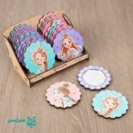 🌸 آینه جیبی دخترانه یاسمن 🌸 طراحی لطیف و دوست‌داشتنی با وزن سبک ۱۸ گرم در ابعاد ۷ × ۵ سانتی‌متر، مناسب کیف و جیب 🎁 انتخابی عالی برای روز دختر، روز دانش‌آموز و هدیه نوروزی 💖 عرضه‌شده در رنگ‌بندی‌های متنوع و تصاویر دخترانه زیبا عرضه شده توسط کیمیا هنر