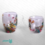 🌸 لیوان شیشه‌ای دوجداره با گل‌های خشک، یکی از محصولات خاص و هنری مجموعه کیمیا هنر است که با طراحی ظریف و الهام‌گرفته از طبیعت، به‌طور ویژه برای مناسبت نوروز و پایان سال تحصیلی تولید شده است. این لیوان زیبا در دو ابعاد ۷×۹ و ۸×۱۱ سانتی‌متر ارائه می‌شود و به‌دلیل طراحی دوجداره، جلوه‌ای متفاوت و چشم‌نواز دارد. 🌷 قرارگیری گل‌های خشک طبیعی بین دو لایه شیشه‌ای، این محصول را به یک هدیه احساسی و خاطره‌ساز تبدیل کرده است. هر لیوان نمایانگر ترکیبی از لطافت، آرامش و حس تازگی بهار است و می‌تواند یادآور روزهای شیرین مدرسه و خاطرات ارزشمند دوران تحصیل باشد. 🌼 این لیوان شیشه‌ای دوجداره، انتخابی بسیار مناسب برای هدیه آخر سال دانش‌آموزی، به‌ویژه برای دانش‌آموزان مقطع متوسطه اول و دوم محسوب می‌شود. مدارس، مؤسسات آموزشی و مراکز فرهنگی می‌توانند از این محصول به‌عنوان هدیه‌ای متفاوت، کاربردی و در عین حال هنری برای قدردانی از دانش‌آموزان استفاده کنند. 🌺 کیفیت بالای شیشه، طراحی دوجداره و استفاده از گل‌های خشک، باعث شده این لیوان علاوه بر زیبایی ظاهری، ماندگاری بالایی نیز داشته باشد. این ویژگی‌ها آن را به یک یادگاری ارزشمند و ماندگار از دوران مدرسه و نوروز تبدیل می‌کند؛ یادگاری‌ای که تا سال‌ها می‌تواند حس خوب آن روزها را زنده نگه دارد. 🌸 لیوان شیشه‌ای دوجداره کیمیا هنر، انتخابی هوشمندانه برای کسانی است که به دنبال هدیه‌ای خاص، فرهنگی و متفاوت برای دانش‌آموزان هستند؛ هدیه‌ای که هم کاربردی است و هم بخشی از خاطرات شیرین مدرسه را در خود حفظ می‌کند.