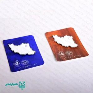 🇮🇷 استیکر آینه‌ای نقشه ایران یک هدیه فرهنگی، سبک و ارزشمند است که با هدف تقویت حس هویت ملی و ایران‌دوستی در میان دانش‌آموزان طراحی شده است. این استیکر با ابعاد5 × 5 سانتی‌متر و وزن تقریبی ۵ گرم تولید شده و به‌راحتی روی قاب موبایل، دفتر، کیف، لپ‌تاپ و سطوح صاف قابل نصب است. ✨ جنس آینه‌ای: جلوه براق و آینه‌ای این استیکر باعث شده در عین سادگی، بسیار جذاب و چشمگیر باشد و حس خاص‌بودن را به هدیه منتقل کند. 🎉 مناسب دهه فجر: این محصول یکی از عالی‌ترین گزینه‌ها برای هدیه دهه فجر در مدارس است که می‌تواند حس خوبی از فجر انقلاب اسلامی را به دانش‌آموزان منتقل کند و روحیه ملی‌دوستی را در آن‌ها تقویت نماید. 🎁 کاربرد: مناسب هدیه دانش‌آموزی، بسته‌های فرهنگی، جوایز مدرسه‌ای و برنامه‌های مناسبتی دهه فجر. اگر به‌دنبال هدیه‌ای کم‌هزینه، ماندگار و دارای پیام فرهنگی هستید، استیکر آینه‌ای نقشه ایران از کیمیا هنر انتخابی هوشمندانه و اثرگذار خواهد بود 🇮🇷✨