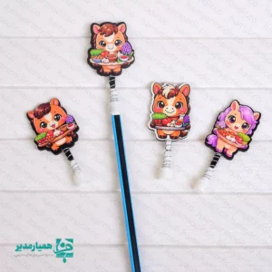 🐴🌸 سرمدادی چوبی طرح اسب نوروزی 🌸🐴 یک محصول خاص و جذاب از همیار مدیر که به‌طور ویژه برای نوروز طراحی شده است 🎉🌿 این سرمدادی با ابعاد ۳.۶ سانتی‌متر و وزن سبک ۶ گرم انتخابی عالی برای پیش‌دبستانی و دبستانی و یک هدیه شاد، فانتزی و دوست‌داشتنی برای دانش‌آموزان ✏️🎁