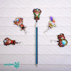 🌿💚 سرمدادی چوبی نوروزی؛ با طرح جذاب عمو نوروز 👴🎉 به استقبال بهار با لبخند و شادی کودکانه بروید! 🌸 این سرمدادی چوبی طرح عمو نوروز از مجموعه محصولات خاص همیار مدیر است، که با رنگ‌های شاد، شخصیت دوست‌داشتنی عمو نوروز و حس حال بهاری 🌼✨ برای عید نوروز طراحی شده تا کلاس درس و میز تحریر بچه‌ها را رنگی و شاد کند 🎨😊 🔹 مشخصات: ابعاد: ۳×۶ سانتی‌متر 📏 وزن: ۶ گرم ⚖️ جنس: چوبی، سبک و مقاوم 🌿 طرح‌ها: عمو نوروز در مدل‌های متنوع و بامزه 👴💐 🎁 مناسب برای: هدیه نوروزی مدارس، گیفت پیش‌دبستانی، جوایز کلاسی و پک‌های عیدی کودکانه 🌈🎁 با این سرمدادی‌های جذاب، لبخند و شور نوروز رو به دست بچه‌ها هدیه کنید 🌸💚 پیشنهاد ویژه برای کسانی که به‌دنبال هدیه‌ فانتزی و خاص برای کودکان هستند ✏️💝