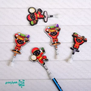 🌿💚 سرمدادی چوبی نوروزی؛ با طرح جذاب حاجی فیروز 👴🎉 به استقبال بهار با لبخند و شادی کودکانه بروید! 🌸 این سرمدادی چوبی طرح حاجی فیروز از مجموعه محصولات خاص همیار مدیر است، که با رنگ‌های شاد، شخصیت دوست‌داشتنی حاجی فیروز و حس حال بهاری 🌼✨ برای عید نوروز طراحی شده تا کلاس درس و میز تحریر بچه‌ها را رنگی و شاد کند 🎨😊 🔹 مشخصات: ابعاد: ۳×۶ سانتی‌متر 📏 وزن: ۶ گرم ⚖️ جنس: چوبی، سبک و مقاوم 🌿 طرح‌ها: حاجی فیروز در مدل‌های متنوع و بامزه 👴💐 🎁 مناسب برای: هدیه نوروزی مدارس، گیفت پیش‌دبستانی، جوایز کلاسی و پک‌های عیدی کودکانه 🌈🎁 با این سرمدادی‌های جذاب، لبخند و شور نوروز رو به دست بچه‌ها هدیه کنید 🌸💚 پیشنهاد ویژه برای کسانی که به‌دنبال هدیه‌ فانتزی و خاص برای کودکان هستند ✏️💝