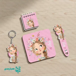 🌸 ست ۴ تیکه نازگل | هدیه‌ای کوچک با حال‌وهوای بزرگ 🌸 ست ۴ تیکه نازگل از مجموعه هدایای دخترانه کیمیا هنر، با طراحی لطیف، رنگ صورتی دوست‌داشتنی و حس ناز و صمیمی‌اش، خیلی زود جای خودش را در دل بچه‌ها و حتی بزرگ‌ترها باز می‌کند 💗 این ست زیبا شامل زیرلیوانی، سرکلیدی، بوک‌مارک و دفترچه یادداشت ۵×۵ سانتی‌متری است؛ ترکیبی کاربردی و دوست‌داشتنی که هم برای استفاده روزمره مناسب است و هم به‌عنوان یک هدیه فرهنگی، حس خوب ماندگاری به همراه دارد 🎁 ✨ وزن سبک ۳۰ گرم باعث می‌شود این ست به‌راحتی قابل حمل باشد و برای هدایای نوروزی، روز دختر، روز دانش‌آموز و برنامه‌های مدارس یکی از بهترین و مقرون‌به‌صرفه‌ترین انتخاب‌ها محسوب شود 🌷 رنگ محبوب دخترانه، طراحی فانتزی و ناز بودن خاص این محصول، هدیه‌ای ساخته که دل هر کسی را می‌برد و لبخند می‌آورد 😊 🌿 عرضه‌شده با عشق توسط کیمیا هنر برای دخترانی که دنیایشان پر از رنگ، رویا و ظرافت است.