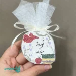 🌸 گیفت «سال نو مبارک» یک یادبود زیبا و ماندگار برای شروع سال جدید است که با طراحی لطیف و نوروزی، حس شادی و طراوت به مخاطب منتقل می‌کند. 🪨 این گیفت از جنس سنگ مصنوعی ساخته شده و با ابعاد تقریبی ۶.۵ سانتی‌متر، اندازه‌ای جمع‌وجور و کاربردی دارد؛ به‌طوری‌که به‌راحتی روی میز، قفسه یا ویترین قرار می‌گیرد. 🎨 طراحی آن با نمادهای نوروزی، نوشته «نوروز مبارک» و رنگ‌بندی شاد، این محصول را به انتخابی مناسب برای مدارس، مراکز فرهنگی و مجموعه‌های آموزشی تبدیل کرده است. 🎁 این گیفت می‌تواند به‌عنوان هدیه نوروزی دانش‌آموزان، یادبود فرهنگی، یا گیفت مناسبتی در برنامه‌های سال نو مورد استفاده قرار گیرد. 💚 محصولی از همیار مدیر کوچک در اندازه، اما بزرگ در حس خوب ماندگاری.