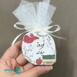 🌸 گیفت «سال نو مبارک» یک یادبود زیبا و ماندگار برای شروع سال جدید است که با طراحی لطیف و نوروزی، حس شادی و طراوت به مخاطب منتقل می‌کند. 🪨 این گیفت از جنس سنگ مصنوعی ساخته شده و با ابعاد تقریبی ۶.۵ سانتی‌متر، اندازه‌ای جمع‌وجور و کاربردی دارد؛ به‌طوری‌که به‌راحتی روی میز، قفسه یا ویترین قرار می‌گیرد. 🎨 طراحی آن با نمادهای نوروزی، نوشته «نوروز مبارک» و رنگ‌بندی شاد، این محصول را به انتخابی مناسب برای مدارس، مراکز فرهنگی و مجموعه‌های آموزشی تبدیل کرده است. 🎁 این گیفت می‌تواند به‌عنوان هدیه نوروزی دانش‌آموزان، یادبود فرهنگی، یا گیفت مناسبتی در برنامه‌های سال نو مورد استفاده قرار گیرد. 💚 محصولی از همیار مدیر کوچک در اندازه، اما بزرگ در حس خوب ماندگاری.