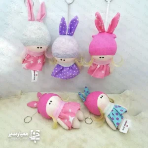 🌷 جاکلیدی عروسک روسی دخترانه | کوچولو، دوست‌داشتنی و ماندگار 🌷 این جاکلیدی عروسک روسی دخترانه، یکی از آن هدیه‌هایی‌ست که با دیدنش لبخند روی صورت بچه‌ها می‌نشیند 😊 محصولی سبک، لطیف و خوش‌ساخت با وزن تنها ۴۰ گرم و ابعاد ۱۲ سانتی‌متر که به‌راحتی روی کیف یا کوله مدرسه آویزان می‌شود. این عروسک زیبا جزو پرفروش‌ترین محصولات کیمیا هنر است و سال‌هاست که مدارس و مراکز فرهنگی آن را به‌عنوان هدیه دانش‌آموزی انتخاب می‌کنند؛ هدیه‌ای امن، بانمک و کاملاً مناسب سن کودکان. طراحی دخترانه، رنگ‌های شاد و ظاهر مهربان عروسک، آن را به گزینه‌ای عالی برای دانش‌آموزان پیش‌دبستانی و ابتدایی تبدیل کرده؛ هدیه‌ای که هم کاربردی است و هم احساسی 💖 🎒 این جاکلیدی فقط یک وسیله نیست؛ یک یادگاری کوچک است از مدرسه، از جشن، از تشویق و از خاطره‌ای که کیمیا هنر با دقت و سلیقه برای بچه‌ها می‌سازد.