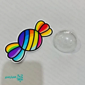 گیفت طرح شکلات رنگی‌رنگی؛ هدیه‌ای شاد و هیجان‌انگیز برای روز دانش‌آموز 🍬🌈 روز دانش‌آموز یکی از شیرین‌ترین و خاطره‌انگیزترین مناسبت‌های مدارس است؛ روزی که با هدیه‌های کوچک اما دوست‌داشتنی، شادی و انگیزه بیشتری به دانش‌آموزان بخشیده می‌شود. گیفت طرح شکلات رنگی‌رنگی دقیقاً با همین هدف طراحی شده است؛ محصولی زیبا، سبک و کاملاً مناسب برای هدایا و پک‌های فرهنگی مدرسه. 🎉 این گیفت فانتزی با وزن بسیار سبک ۹ گرم و در ابعاد استاندارد ۳×۶ سانتی‌متر تولید شده است. طراحی شاد و رنگارنگ آن باعث می‌شود کودکان در اولین نگاه جذبش شوند و حس شیرین دریافت یک هدیه خاص را تجربه کنند. ظاهر آن به شکل شکلات رنگی طراحی شده و کاملاً مناسب جشن‌ها، مناسبت‌ها، تولدها و روز دانش‌آموز است. 🌟🍭 🎁✨ نکته مهم این گیفت، بدون خوراکی بودن آن است. این ویژگی به شما امکان می‌دهد داخل گیفت را با هرچیزی که دوست داشته باشید پر کنید؛ از وسایل آموزشی کوچک گرفته تا شکلات، اسمارتیز، تزیینات فومی یا یادداشت‌های انگیزشی. این انعطاف‌پذیری باعث شده انتخابی عالی برای معلمان، مربیان و مدارس باشد. 🏫💖 گیفت شکلات رنگی‌رنگی به‌ویژه برای مقاطع پیش‌دبستان و دبستان طراحی شده و به‌راحتی در پک‌های فرهنگی، بسته‌های هدیه، جوایز مسابقه‌ای و مناسبت‌های مدرسه قرار می‌گیرد. رنگ‌بندی جذاب، ظاهر کودکانه و ساختار باکیفیت آن، این محصول را به یکی از محبوب‌ترین انتخاب‌ها برای هدیه‌های دانش‌آموزی تبدیل کرده است. 🎈🌟 اگر به دنبال هدیه‌ای مقرون‌به‌صرفه، شاد، قابل‌شخصی‌سازی و مناسب سنین پایین هستید، گیفت طرح شکلات رنگی‌رنگی گزینه‌ای فوق‌العاده و کاملاً کاربردی است.