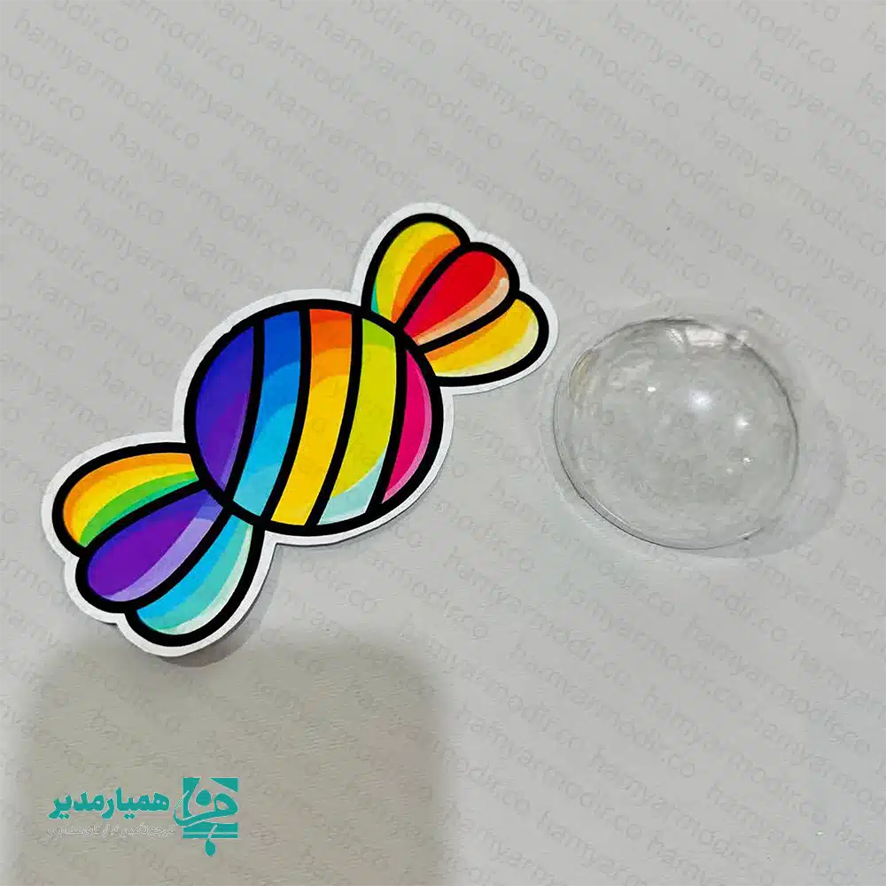 گیفت طرح شکلات رنگی‌رنگی؛ هدیه‌ای شاد و هیجان‌انگیز برای روز دانش‌آموز 🍬🌈 روز دانش‌آموز یکی از شیرین‌ترین و خاطره‌انگیزترین مناسبت‌های مدارس است؛ روزی که با هدیه‌های کوچک اما دوست‌داشتنی، شادی و انگیزه بیشتری به دانش‌آموزان بخشیده می‌شود. گیفت طرح شکلات رنگی‌رنگی دقیقاً با همین هدف طراحی شده است؛ محصولی زیبا، سبک و کاملاً مناسب برای هدایا و پک‌های فرهنگی مدرسه. 🎉 این گیفت فانتزی با وزن بسیار سبک ۹ گرم و در ابعاد استاندارد ۳×۶ سانتی‌متر تولید شده است. طراحی شاد و رنگارنگ آن باعث می‌شود کودکان در اولین نگاه جذبش شوند و حس شیرین دریافت یک هدیه خاص را تجربه کنند. ظاهر آن به شکل شکلات رنگی طراحی شده و کاملاً مناسب جشن‌ها، مناسبت‌ها، تولدها و روز دانش‌آموز است. 🌟🍭 🎁✨ نکته مهم این گیفت، بدون خوراکی بودن آن است. این ویژگی به شما امکان می‌دهد داخل گیفت را با هرچیزی که دوست داشته باشید پر کنید؛ از وسایل آموزشی کوچک گرفته تا شکلات، اسمارتیز، تزیینات فومی یا یادداشت‌های انگیزشی. این انعطاف‌پذیری باعث شده انتخابی عالی برای معلمان، مربیان و مدارس باشد. 🏫💖 گیفت شکلات رنگی‌رنگی به‌ویژه برای مقاطع پیش‌دبستان و دبستان طراحی شده و به‌راحتی در پک‌های فرهنگی، بسته‌های هدیه، جوایز مسابقه‌ای و مناسبت‌های مدرسه قرار می‌گیرد. رنگ‌بندی جذاب، ظاهر کودکانه و ساختار باکیفیت آن، این محصول را به یکی از محبوب‌ترین انتخاب‌ها برای هدیه‌های دانش‌آموزی تبدیل کرده است. 🎈🌟 اگر به دنبال هدیه‌ای مقرون‌به‌صرفه، شاد، قابل‌شخصی‌سازی و مناسب سنین پایین هستید، گیفت طرح شکلات رنگی‌رنگی گزینه‌ای فوق‌العاده و کاملاً کاربردی است.
