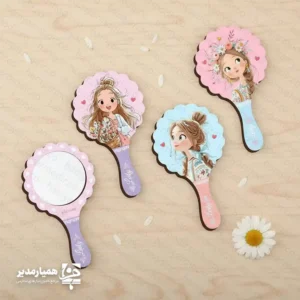 آینه دستی دخترانه طرح یاسمن؛ هدیه‌ای لطیف و دوست‌داشتنی 🌸 آینه دستی دخترانه طرح «یاسمن» با طراحی زیبا و فانتزی، یکی از محصولات جذاب برای هدیه دادن به دختران در مناسبت‌های مختلف است. این آینه با الهام از طرح‌های شاد و دخترانه طراحی شده و می‌تواند هدیه‌ای خاطره‌انگیز برای دانش‌آموزان باشد. ✨ این محصول از جنس چوب و آینه ساخته شده است که علاوه بر زیبایی ظاهری، دوام و کیفیت مناسبی نیز دارد. وزن سبک آن باعث می‌شود به‌راحتی در کیف یا وسایل شخصی قرار گیرد و استفاده از آن برای کودکان و نوجوانان بسیار آسان باشد. 📏 مشخصات محصول: • جنس: چوب و آینه • ابعاد: ۸ × ۱۴ سانتی‌متر • وزن تقریبی: حدود ۳۰ گرم 🎁 کاربردهای محصول: • هدیه روز دختر • هدیه مناسب برای دانش‌آموزان • مناسب برای پک‌های مدارس • هدیه مناسبتی 🌼 آینه دستی دخترانه طرح یاسمن با طراحی زیبا، وزن سبک و کیفیت مناسب، انتخابی کاربردی و دلنشین برای هدیه دادن به دختران عزیز در برنامه‌ها است.