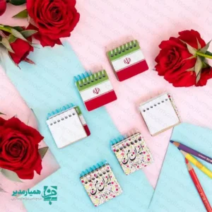 دفترچه پرچم ایران و ایران من؛ انتخابی فرهنگی و زیبا برای دهه فجر 🇮🇷🎉 دهه فجر فرصتی است برای مرور افتخارات، یادآوری تاریخ و تقویت روحیه ملی در میان دانش‌آموزان و نسل جوان. یکی از جذاب‌ترین محصولات فرهنگی برای این ایام، دفترچه‌های کوچک و نمادین با طرح‌های ملی هستند که هم کاربردی‌اند و هم جنبه هویتی دارند. دفترچه پرچم ایران و «ایران من» دقیقاً با همین هدف طراحی شده است. 📘✨ این دفترچه از جنس چوب فشرده باکیفیت تولید شده و به دلیل وزن بسیار سبک ۱۵ گرمی، حمل آن فوق‌العاده آسان است. ابعاد ۱۰×۱۰ سانتی‌متری آن باعث شده هم کوچک و هم کاربردی باشد؛ اندازه‌ای که برای قرار گرفتن در کیف، کوله‌پشتی، جا‌مدادی یا حتی روی میز مطالعه ایده‌آل است. صفحات داخلی این دفترچه با طراحی ساده و شکیل، مناسب یادداشت روزانه، برنامه‌ریزی، جمله‌نویسی یا استفاده در جشن‌های دهه فجر هستند. ✏️📄 🌟 این محصول در دو طرح متفاوت و جذاب ارائه شده است: • طرح «پرچم ایران» با رنگ‌های سرزنده سبز، سفید و قرمز 🇮🇷 • طرح «ایران من» با ترکیب گرافیکی زیبا و نقوش ایرانی 🌺✨ هر دو طرح به‌گونه‌ای طراحی شده‌اند که علاوه بر زیبایی بصری، تداعی‌گر حس تعلق ملی و ایرانی بودن باشند. 🎒🎁 دفترچه پرچم ایران و ایران من گزینه‌ای عالی برای: ـ بسته‌های فرهنگی مدارس ـ هدیه‌های مناسبتی دهه فجر ـ تهیه اقلام تشویقی دانش‌آموزی ـ برنامه‌های فرهنگی و نمایشگاهی ـ یادگاری‌های سازمانی و آموزشی می‌باشد و می‌تواند حس غرور ملی را در دانش‌آموزان تقویت کند. 💚🤍❤️🔥 🎊💫 این دفترچه‌ها با طرح‌های ملی و جذاب خود، یادگاری کوچکی هستند که حال‌وهوای جشن‌های دهه فجر را دلنشین‌تر کرده و به میزهای مطالعه و کوله‌پشتی دانش‌آموزان زیبایی خاصی می‌بخشند.