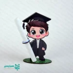 🎓🌸 استند کارنامه فارغ‌التحصیلی پسرانه یکی از محصولات ویژه و متفاوت مجموعه همیار مدیر است که با طراحی فانتزی و کودک‌پسند، مخصوص جشن فارغ‌التحصیلی دانش‌آموزان مقطع ابتدایی تولید شده است ✨ این استند به‌گونه‌ای طراحی شده که کارنامه دانش‌آموز به‌زیباترین و شادترین شکل ممکن داخل آن قرار بگیرد و لحظه دریافت کارنامه را به یک خاطره شیرین و به‌یادماندنی تبدیل کند 😊🌸 طراحی شاد و دوست‌داشتنی این محصول باعث می‌شود دانش‌آموزان با اشتیاق و ذوق بیشتری در مراسم فارغ‌التحصیلی شرکت کنند و احساس موفقیت و دیده‌شدن را تجربه نمایند 🎉🎓 📐 ابعاد: ۱۶ × ۹ × ۲ سانتی‌متر ⚖️ وزن: حدود ۲۵ گرم، بسیار سبک و مناسب استفاده کودکان ✅ کاربرد: مناسب برای: جشن فارغ‌التحصیلی دبستان مراسم پایان سال تحصیلی اهدای کارنامه به شکل تشریفاتی ایجاد خاطره ماندگار برای دانش‌آموزان 🎀 ویژگی متمایز: این محصول یک طراحیخاص همیار مدیر است به همین دلیل انتخابی ویژه برای مدارس خلاق و فعال در برگزاری مراسم‌های دانش‌آموزی به شمار می‌رود 🌟 ✨ اگر به‌دنبال راهی متفاوت، شاد و تأثیرگذار برای اهدای کارنامه به دانش‌آموزان پسر دبستانی هستید، استند کارنامه فارغ‌التحصیلی پسرانه انتخابی هوشمندانه از مجموعه کیمیا هنر خواهد بود. 🎓🌸 &nbsp;