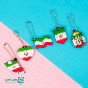 آویز چوبی ایران؛ انتخابی ماندگار برای مراسم و جشن‌های دهه فجر 🇮🇷🎉 دهه فجر همیشه یادآور روزهایی سرشار از شور، افتخار و همبستگی ملی است. در همین راستا، داشتن اکسسوری‌هایی با هویت ایرانی می‌تواند جلوه‌ای زیباتر و معنابخش‌تر به جشن‌ها و برنامه‌ها بدهد. آویز چوبی ایران یکی از محبوب‌ترین محصولات مناسب این ایام است؛ محصولی سبک، کاربردی و نمادین که برای دانش‌آموزان، فرهنگیان و شرکت‌کنندگان در مراسم‌های جشن انقلاب، جذابیت ویژه‌ای ایجاد می‌کند. 🎒✨ این آویز با وزن فوق‌العاده سبک ۵ گرم و ابعاد استاندارد ۴×۸ سانتی‌متر تولید شده و به گونه‌ای طراحی شده که روی کوله‌پشتی، کیف دستی، جامدادی یا حتی دسته‌کلید کاملاً راحت نصب می‌شود. جنس چوبی باکیفیت آن، در کنار چاپ دقیق و رنگ‌های زنده پرچم ایران (سبز، سفید و قرمز)، باعث شده محصولی زیبا و بادوام باشد که سال‌ها قابل استفاده بماند. 💚🤍❤️🔥 🌟 یکی از ویژگی‌های مهم این محصول، ارائه آن در دو نسخه متفاوت است: • مدل آویز با زنجیر فلزی مقاوم • مدل پیکسل با سوزن محکم و قابل‌اطمینان این تنوع باعث شده هم کسانی که به دنبال آویز برای کوله هستند و هم کسانی که پیکسل برای لباس یا کیف می‌خواهند، بتوانند انتخاب مناسب‌تری داشته باشند. 🎈🎊 آویز کوله ایران می‌تواند بهترین گزینه برای مدارس، مراکز فرهنگی، برنامه‌های دهه فجر، جشنواره‌های ملی و حتی هدیه‌های مناسبتی باشد. استفاده از استیکرهای مرتبط با ایران و نمادهای ملی همراه این محصول، حس غرور و تعلق خاطر را در میان دانش‌آموزان تقویت می‌کند و جلوه‌ای هیجان‌انگیز به برنامه‌ها می‌بخشد. ❤️🇮🇷 در نهایت، اگر به دنبال محصولی زیبا، ساده، با هویت فرهنگی و کاملاً مناسب فضای مدرسه و برنامه‌های دهه فجر هستید، این آویز چوبی ایران انتخابی حرفه‌ای، بادوام و بسیار مقرون‌به‌صرفه است.