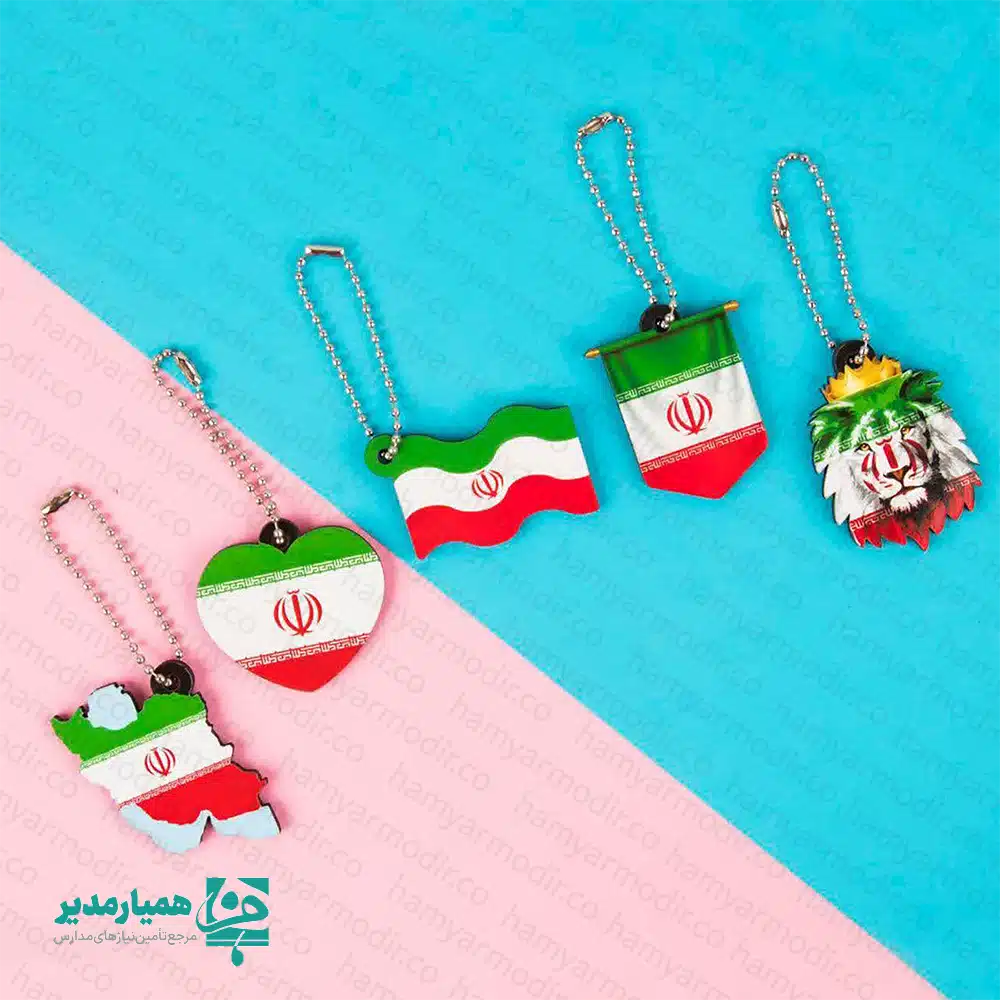 آویز چوبی ایران؛ انتخابی ماندگار برای مراسم و جشن‌های دهه فجر 🇮🇷🎉 دهه فجر همیشه یادآور روزهایی سرشار از شور، افتخار و همبستگی ملی است. در همین راستا، داشتن اکسسوری‌هایی با هویت ایرانی می‌تواند جلوه‌ای زیباتر و معنابخش‌تر به جشن‌ها و برنامه‌ها بدهد. آویز چوبی ایران یکی از محبوب‌ترین محصولات مناسب این ایام است؛ محصولی سبک، کاربردی و نمادین که برای دانش‌آموزان، فرهنگیان و شرکت‌کنندگان در مراسم‌های جشن انقلاب، جذابیت ویژه‌ای ایجاد می‌کند. 🎒✨ این آویز با وزن فوق‌العاده سبک ۵ گرم و ابعاد استاندارد ۴×۸ سانتی‌متر تولید شده و به گونه‌ای طراحی شده که روی کوله‌پشتی، کیف دستی، جامدادی یا حتی دسته‌کلید کاملاً راحت نصب می‌شود. جنس چوبی باکیفیت آن، در کنار چاپ دقیق و رنگ‌های زنده پرچم ایران (سبز، سفید و قرمز)، باعث شده محصولی زیبا و بادوام باشد که سال‌ها قابل استفاده بماند. 💚🤍❤️🔥 🌟 یکی از ویژگی‌های مهم این محصول، ارائه آن در دو نسخه متفاوت است: • مدل آویز با زنجیر فلزی مقاوم • مدل پیکسل با سوزن محکم و قابل‌اطمینان این تنوع باعث شده هم کسانی که به دنبال آویز برای کوله هستند و هم کسانی که پیکسل برای لباس یا کیف می‌خواهند، بتوانند انتخاب مناسب‌تری داشته باشند. 🎈🎊 آویز کوله ایران می‌تواند بهترین گزینه برای مدارس، مراکز فرهنگی، برنامه‌های دهه فجر، جشنواره‌های ملی و حتی هدیه‌های مناسبتی باشد. استفاده از استیکرهای مرتبط با ایران و نمادهای ملی همراه این محصول، حس غرور و تعلق خاطر را در میان دانش‌آموزان تقویت می‌کند و جلوه‌ای هیجان‌انگیز به برنامه‌ها می‌بخشد. ❤️🇮🇷 در نهایت، اگر به دنبال محصولی زیبا، ساده، با هویت فرهنگی و کاملاً مناسب فضای مدرسه و برنامه‌های دهه فجر هستید، این آویز چوبی ایران انتخابی حرفه‌ای، بادوام و بسیار مقرون‌به‌صرفه است.