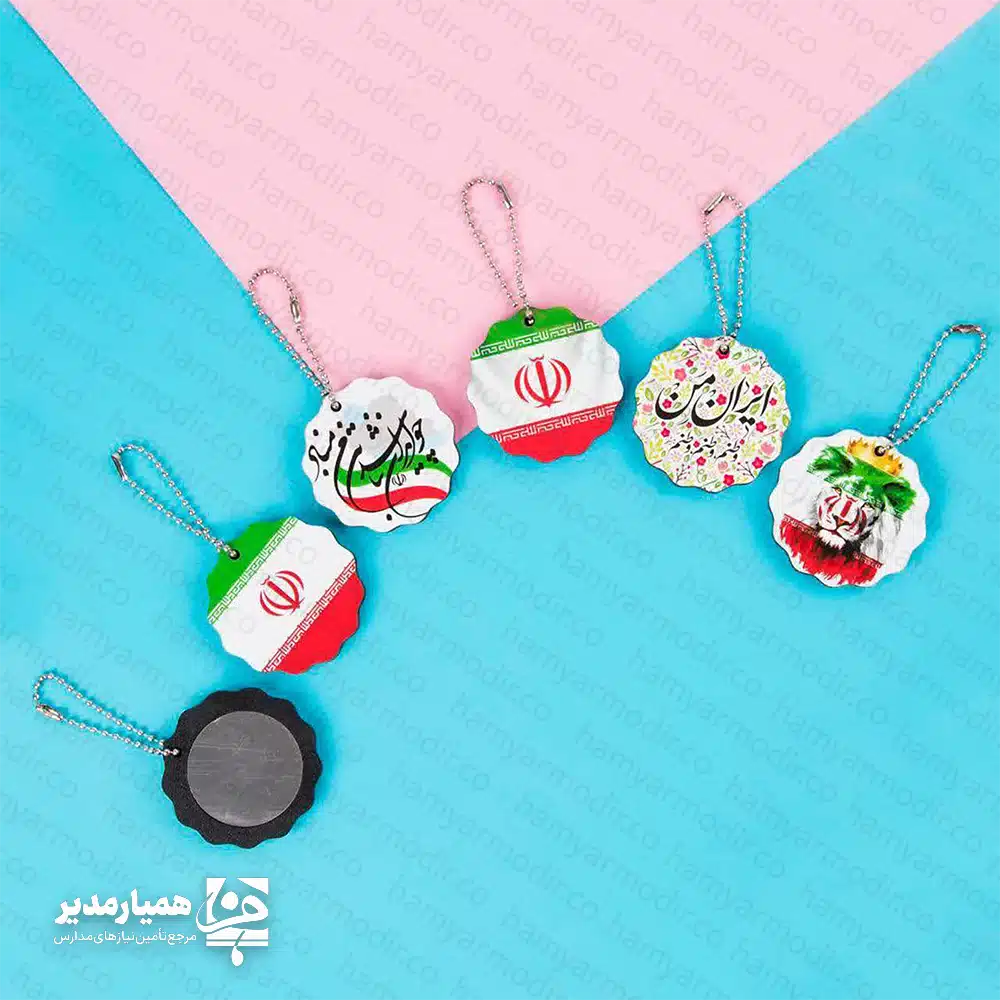 آویز کوله ایران آینه‌دار؛ اکسسوری جذاب ویژه دهه فجر 🇮🇷🎉 دهه فجر یکی از مهم‌ترین مناسبت‌های ملی در ایران است که هر سال با شور و نشاط در مدارس، مراکز فرهنگی و محیط‌های آموزشی گرامی داشته می‌شود. استفاده از نمادهای ملی مانند پرچم ایران در قالب محصولات فرهنگی می‌تواند جلوه‌ای زیبا به این مراسم‌ها ببخشد. آویز کوله ایران آینه‌دار با طراحی خلاقانه و الهام‌گرفته از پرچم جمهوری اسلامی ایران، یکی از محصولات جذاب و کاربردی برای این ایام محسوب می‌شود. 🎒✨ این محصول از جنس چوب باکیفیت ساخته شده و با وزن بسیار سبک ۵ گرم تولید شده است تا بدون ایجاد سنگینی، به راحتی روی کوله‌پشتی، کیف دستی، جامدادی یا حتی دسته کلید نصب شود. ابعاد مناسب ۴×۸ سانتی‌متری آن باعث می‌شود طرح پرچم ایران به شکل واضح و زیبا دیده شود و جلوه‌ای خاص به وسایل شخصی شما ببخشد. 💚🤍❤️ 🌟 یکی از ویژگی‌های خاص این محصول وجود آینه در پشت آن است. این قابلیت باعث شده علاوه بر جنبه تزئینی، کاربردی نیز باشد و بتوان از آن به عنوان یک آینه کوچک همراه استفاده کرد. ترکیب طراحی نمادین، کیفیت ساخت مناسب و کاربردی بودن، این محصول را به گزینه‌ای محبوب در میان دانش‌آموزان و علاقه‌مندان به محصولات فرهنگی تبدیل کرده است. 🔥 🎊 این محصول در دو مدل مختلف طراحی و تولید شده است: • مدل آویز که با زنجیر فلزی مقاوم برای اتصال به کوله و کیف مناسب است. • مدل پیکسل که به راحتی روی لباس، کیف یا مقنعه نصب می‌شود. 🏫✨ آویز کوله ایران آینه‌دار انتخابی عالی برای برنامه‌های دهه فجر، جشن‌های مدارس، هدیه‌های فرهنگی، بسته‌های تشویقی دانش‌آموزی و برنامه‌های مناسبتی است. این محصول با طراحی ساده اما نمادین خود حس غرور ملی و هویت ایرانی را در میان نسل جوان تقویت می‌کند و می‌تواند یادگاری زیبا از این ایام باشد. 🇮🇷🎈