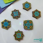 💚 مگنت چوبی طرح امام رضا (ع) یکی از محصولات فرهنگی و هنری مجموعه همیارمدیر است که به مناسبت میلاد باسعادت امام رضا (ع) طراحی و تولید شده است. این مگنت‌های زیبا با الهام از نقوش اصیل ایرانی و با نقاشی دست‌کشیده روی چوب ساخته شده‌اند و جلوه‌ای خاص و معنوی دارند. ✨ استفاده از رنگ‌های سنتی و طرح‌های الهام‌گرفته از هنر ایرانی باعث شده این مگنت‌ها علاوه بر یک یادگاری مذهبی، یک اثر هنری کوچک و جذاب نیز باشند. 🎨 این محصول انتخابی بسیار مناسب برای پک‌های فرهنگی، هدیه‌های مذهبی، جشن‌های میلاد امام رضا (ع)، برنامه‌های مدارس، هیئت‌ها، جشن‌های مناسبتی و یادبودهای فرهنگی است. 🎁 همچنین به دلیل طراحی زیبا و وزن سبک، این مگنت‌ها برای تمامی مقاطع تحصیلی از دبستان تا دبیرستان مناسب بوده و می‌توان از آن‌ها در برنامه‌های فرهنگی و مذهبی استفاده کرد. 🌟 ✨ مشخصات محصول: 📏 ابعاد: ۴.۵ × ۴.۵ سانتی‌متر ⚖️ وزن: حدود ۱۵ گرم (بسیار سبک و کاربردی) 🪵 جنس بدنه: چوب 🧲 نوع مگنت: آهنربای ورقه‌ای 🎨 نوع طراحی: نقاشی دست‌کشیده با طرح‌های سنتی ایرانی 🎉 مناسب برای: جشن میلاد امام رضا (ع)، مراسم مذهبی، برنامه‌های فرهنگی مدارس، پک‌های فرهنگی و هدیه‌های مناسبتی 💫 یک یادگاری کوچک اما ماندگار از امام مهربانی‌ها برای هدیه دادن در مناسبت‌های مذهبی.