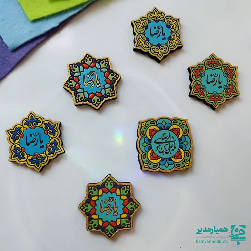 💚 مگنت چوبی طرح امام رضا (ع) یکی از محصولات فرهنگی و هنری مجموعه همیارمدیر است که به مناسبت میلاد باسعادت امام رضا (ع) طراحی و تولید شده است. این مگنت‌های زیبا با الهام از نقوش اصیل ایرانی و با نقاشی دست‌کشیده روی چوب ساخته شده‌اند و جلوه‌ای خاص و معنوی دارند. ✨ استفاده از رنگ‌های سنتی و طرح‌های الهام‌گرفته از هنر ایرانی باعث شده این مگنت‌ها علاوه بر یک یادگاری مذهبی، یک اثر هنری کوچک و جذاب نیز باشند. 🎨 این محصول انتخابی بسیار مناسب برای پک‌های فرهنگی، هدیه‌های مذهبی، جشن‌های میلاد امام رضا (ع)، برنامه‌های مدارس، هیئت‌ها، جشن‌های مناسبتی و یادبودهای فرهنگی است. 🎁 همچنین به دلیل طراحی زیبا و وزن سبک، این مگنت‌ها برای تمامی مقاطع تحصیلی از دبستان تا دبیرستان مناسب بوده و می‌توان از آن‌ها در برنامه‌های فرهنگی و مذهبی استفاده کرد. 🌟 ✨ مشخصات محصول: 📏 ابعاد: ۴.۵ × ۴.۵ سانتی‌متر ⚖️ وزن: حدود ۱۵ گرم (بسیار سبک و کاربردی) 🪵 جنس بدنه: چوب 🧲 نوع مگنت: آهنربای ورقه‌ای 🎨 نوع طراحی: نقاشی دست‌کشیده با طرح‌های سنتی ایرانی 🎉 مناسب برای: جشن میلاد امام رضا (ع)، مراسم مذهبی، برنامه‌های فرهنگی مدارس، پک‌های فرهنگی و هدیه‌های مناسبتی 💫 یک یادگاری کوچک اما ماندگار از امام مهربانی‌ها برای هدیه دادن در مناسبت‌های مذهبی.
