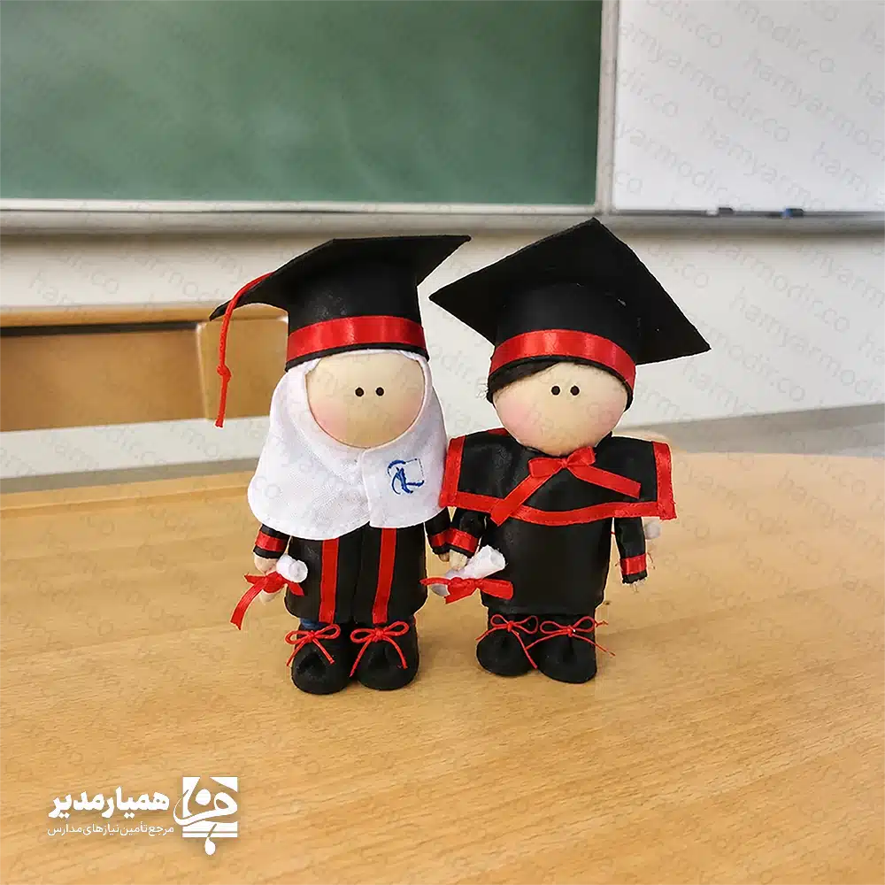 عروسک روسی فارغ‌التحصیلی – یادگاری شیرین روز موفقیت 🎓✨ عروسک روسی با لباس فارغ‌التحصیلی، یک هدیه جذاب و احساسی برای ثبت لحظه‌های شیرین فارغ‌التحصیلی است. طراحی این عروسک با استفاده از پارچه‌های باکیفیت و ترکیب رنگ مشکی و قرمز، حس رسمی بودن مراسم فارغ‌التحصیلی را در عین سادگی و لطافت عروسک‌های روسی منتقل می‌کند. این عروسک دوست‌داشتنی با ارتفاع حدود ۱۷ سانتی‌متر طراحی شده و اندازه‌ای بسیار مناسب برای قرار گرفتن روی میز مطالعه، شلف اتاق، ویترین و میز کار دارد. جزئیات لباس فارغ‌التحصیلی، کلاه، روبان‌ها و طومار کوچک در دست عروسک، همگی با دقت دوخته شده‌اند تا یک یادبود ماندگار از روز جشن باشد. عروسک روسی فارغ‌التحصیلی برای تمام مقاطع تحصیلی مناسب است؛ از پیش‌دبستانی و دبستان گرفته تا راهنمایی، دبیرستان و حتی مقاطع دانشگاهی. مدارس، آموزشگاه‌ها و خانواده‌ها می‌توانند از این عروسک به‌عنوان هدیه تقدیری در مراسم جشن فارغ‌التحصیلی استفاده کنند. اگر به‌دنبال یک هدیه خاص، متفاوت و احساسی برای دانش‌آموزان و دانشجویان هستید، این عروسک روسی با لباس فارغ‌التحصیلی می‌تواند یادگاری ماندگار از تلاش‌ها و موفقیت‌های آن‌ها باشد؛ هدیه‌ای که هر بار نگاه به آن، لبخند و خاطرات شیرین جشن را زنده می‌کند. 🌟