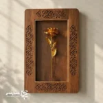 🌹 تندیس قاب گل رز – هدیه‌ای ماندگار برای روز معلم 🎁✨ اگر به‌دنبال یک هدیه‌ی شیک، خاص و فوق‌العاده ارزشمند برای قدردانی از مقام معلم هستید، تندیس قاب گل رز انتخابی بی‌نظیر است. این اثر هنری با ترکیب زیبای چوب نقش‌دار و رز فلزی طلایی، جلوه‌ای لوکس و ماندگار ایجاد می‌کند که سال‌ها در ذهن بماند. 🌟 این تندیس در ابعاد استاندارد 30×20 سانتی‌متر طراحی شده و در سه رنگ محبوب ارائه می‌شود: 🤎 قهوه‌ای فندوقی – 🤍 سفید – 🖤 مشکی هر رنگ بافت و حس متفاوتی ایجاد می‌کند؛ کاملاً مناسب سلیقه‌ها و دکورهای مختلف. 🌹 این قاب زیبا، نمادی از احترام، عشق و قدردانی است؛ هدیه‌ای که ارزش و جایگاه معلم را به‌زیبایی بیان می‌کند. برای جشن‌ها، تقدیرنامه‌ها و هدیه‌های رسمی بهترین گزینه است. ✨
