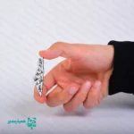 معرفی کامل استیکر آینه‌ای طرح فلسطین ✨🖤 استیکر آینه‌ای طرح فلسطین یکی از محصولات زیبای فرهنگی است که با جنس مولتی آینه‌ای ساخته شده و جلوه‌ای درخشان و متفاوت ایجاد می‌کند. این استیکر با ابعاد ۳×۵ سانتی‌متر و وزن سبک ۸ گرم به‌گونه‌ای طراحی شده که هم جذاب باشد و هم برای چسباندن روی انواع سطوح مانند قاب گوشی، دفتر، لپ‌تاپ و… کاملاً مناسب باشد. ✨ طراحی خاص این استیکر به‌عنوان یک نماد فرهنگی، در برنامه‌ها و مناسبت‌های مختلف قابل استفاده است و برای دانش‌آموزان مقاطع متوسطه انتخابی کاربردی، زیبا و متفاوت به شمار می‌رود. جنس مقاوم و درخشان آن باعث می‌شود حتی با استفاده طولانی‌مدت نیز کیفیت خود را حفظ کند. 🎒🌟 این محصول به دلیل ظاهر مینیمال، کیفیت بالا و انعکاس جذاب نور، یک گزینه مناسب برای هدایا، پک‌های فرهنگی و استفاده روزمره روی وسایل شخصی است. 🎁✨ ویژگی آینه مولیتی: جنس: PVC یا وینیل ضخامت: کم کیفیت آینه‌گی: متوسط انعطاف‌پذیری: زیاد مقاومت: کمتر نسبت به خش و خط