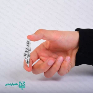 معرفی کامل استیکر آینه‌ای طرح فلسطین ✨🖤 استیکر آینه‌ای طرح فلسطین یکی از محصولات زیبای فرهنگی است که با جنس مولتی آینه‌ای ساخته شده و جلوه‌ای درخشان و متفاوت ایجاد می‌کند. این استیکر با ابعاد ۳×۵ سانتی‌متر و وزن سبک ۸ گرم به‌گونه‌ای طراحی شده که هم جذاب باشد و هم برای چسباندن روی انواع سطوح مانند قاب گوشی، دفتر، لپ‌تاپ و… کاملاً مناسب باشد. ✨ طراحی خاص این استیکر به‌عنوان یک نماد فرهنگی، در برنامه‌ها و مناسبت‌های مختلف قابل استفاده است و برای دانش‌آموزان مقاطع متوسطه انتخابی کاربردی، زیبا و متفاوت به شمار می‌رود. جنس مقاوم و درخشان آن باعث می‌شود حتی با استفاده طولانی‌مدت نیز کیفیت خود را حفظ کند. 🎒🌟 این محصول به دلیل ظاهر مینیمال، کیفیت بالا و انعکاس جذاب نور، یک گزینه مناسب برای هدایا، پک‌های فرهنگی و استفاده روزمره روی وسایل شخصی است. 🎁✨ ویژگی آینه مولیتی: جنس: PVC یا وینیل ضخامت: کم کیفیت آینه‌گی: متوسط انعطاف‌پذیری: زیاد مقاومت: کمتر نسبت به خش و خط