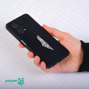 معرفی کامل استیکر آینه‌ای طرح فلسطین ✨🖤 استیکر آینه‌ای طرح فلسطین یکی از محصولات زیبای فرهنگی است که با جنس مولتی آینه‌ای ساخته شده و جلوه‌ای درخشان و متفاوت ایجاد می‌کند. این استیکر با ابعاد ۳×۵ سانتی‌متر و وزن سبک ۸ گرم به‌گونه‌ای طراحی شده که هم جذاب باشد و هم برای چسباندن روی انواع سطوح مانند قاب گوشی، دفتر، لپ‌تاپ و… کاملاً مناسب باشد. ✨ طراحی خاص این استیکر به‌عنوان یک نماد فرهنگی، در برنامه‌ها و مناسبت‌های مختلف قابل استفاده است و برای دانش‌آموزان مقاطع متوسطه انتخابی کاربردی، زیبا و متفاوت به شمار می‌رود. جنس مقاوم و درخشان آن باعث می‌شود حتی با استفاده طولانی‌مدت نیز کیفیت خود را حفظ کند. 🎒🌟 این محصول به دلیل ظاهر مینیمال، کیفیت بالا و انعکاس جذاب نور، یک گزینه مناسب برای هدایا، پک‌های فرهنگی و استفاده روزمره روی وسایل شخصی است. 🎁✨ ویژگی آینه مولیتی: جنس: PVC یا وینیل ضخامت: کم کیفیت آینه‌گی: متوسط انعطاف‌پذیری: زیاد مقاومت: کمتر نسبت به خش و خط