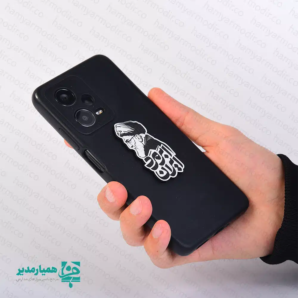 معرفی استیکر ابرمرد ایران – محصول فرهنگی مناسب دانش‌آموزان ✨ استیکر ابرمرد ایران یکی از محصولات فرهنگی جذاب بوده که از جنس مولتی باکیفیت ساخته شده و سطحی براق، سبک و مقاوم دارد. طراحی گرافیکی این استیکر به‌گونه‌ای است که آن را به گزینه‌ای مناسب برای نصب روی قاب گوشی، دفتر، لپ‌تاپ و انواع لوازم شخصی تبدیل می‌کند. اندازه استاندارد ۳×۶ سانتی‌متر و وزن کم ۷ گرم باعث می‌شود این محصول بدون ایجاد حجم اضافی روی سطوح مختلف قرار بگیرد و در عین حال جلوه‌ای زیبا و متمایز ایجاد کند. این استیکر برای دانش‌آموزان متوسطه اول و دوم طراحی شده و در مناسبت‌هایی همچون دهه فجر، برنامه‌های فرهنگی مدارس، جشنواره‌ها و بسته‌های مناسبتی انتخابی کاربردی، شیک و الهام‌بخش به شمار می‌رود. اگر به‌دنبال یک هدیه کوچک اما با کیفیت برای پک‌های فرهنگی یا مناسبت‌های مدرسه‌ای هستید، این استیکر پیشنهاد بسیار مناسبی است. 🎁✨ ویژگی آینه مولیتی: جنس: PVC یا وینیل ضخامت: کم کیفیت آینه‌گی: متوسط انعطاف‌پذیری: زیاد مقاومت: کمتر نسبت به خش و خط