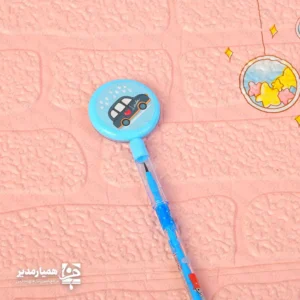 ✏️ مداد نوکی مدل فشنگی | پرطرفدار، سبک و مناسب دانش‌آموزان مداد نوکی مدل فشنگی با طراحی جذاب و بدنه پلاستیکی مقاوم، یکی از بهترین گزینه‌ها برای استفاده روزانه دانش‌آموزان است. این اتود سبک، خوش‌دست و کاربردی بوده و برای نوشتن یادداشت‌های روزمره، تکالیف و امتحانات گزینه‌ای فوق‌العاده به شمار می‌رود 📚🔵. 📌 ویژگی‌های محصول: 📏 ابعاد: ۲۰ × ۴ سانتی‌متر ⚖️ وزن: ۲۷ گرم (سبک و مناسب استفاده طولانی) 🧱 جنس بدنه: پلاستیک مقاوم با طراحی جذاب ✏️ کاملاً مناسب برای نوشتن روان و بدون خستگی 🎉 این مداد نوکی، گزینه‌ای عالی برای روز دانش‌آموز، جشن فارغ‌التحصیلی، بازگشایی مدارس و پک‌های هدیه است و با توجه به ظاهر زیبا و دوام بالا، مورد علاقه دانش‌آموزان قرار می‌گیرد. 🧺 می‌توانید این محصول را داخل پک هدیه دانش‌آموزی کنار دفترچه، خط‌کش، پاک‌کن و سایر ملزومات قرار دهید تا یک هدیه کامل و کاربردی بسازید 🎁✨.