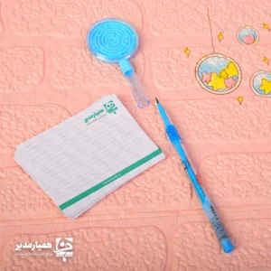 ✏️ مداد نوکی مدل فشنگی | پرطرفدار، سبک و مناسب دانش‌آموزان مداد نوکی مدل فشنگی با طراحی جذاب و بدنه پلاستیکی مقاوم، یکی از بهترین گزینه‌ها برای استفاده روزانه دانش‌آموزان است. این اتود سبک، خوش‌دست و کاربردی بوده و برای نوشتن یادداشت‌های روزمره، تکالیف و امتحانات گزینه‌ای فوق‌العاده به شمار می‌رود 📚🔵. 📌 ویژگی‌های محصول: 📏 ابعاد: ۲۰ × ۴ سانتی‌متر ⚖️ وزن: ۲۷ گرم (سبک و مناسب استفاده طولانی) 🧱 جنس بدنه: پلاستیک مقاوم با طراحی جذاب ✏️ کاملاً مناسب برای نوشتن روان و بدون خستگی 🎉 این مداد نوکی، گزینه‌ای عالی برای روز دانش‌آموز، جشن فارغ‌التحصیلی، بازگشایی مدارس و پک‌های هدیه است و با توجه به ظاهر زیبا و دوام بالا، مورد علاقه دانش‌آموزان قرار می‌گیرد. 🧺 می‌توانید این محصول را داخل پک هدیه دانش‌آموزی کنار دفترچه، خط‌کش، پاک‌کن و سایر ملزومات قرار دهید تا یک هدیه کامل و کاربردی بسازید 🎁✨.