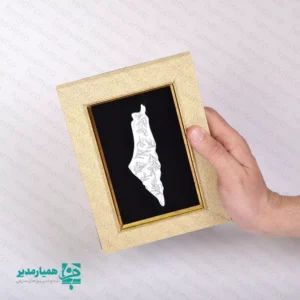 🕊️🇵🇸 تابلو طرح غزه؛ تجسم امید و ایستادگی در قاب هنر برخی آثار هنری نه‌تنها چشم را می‌نوازند بلکه دل را نیز درگیر می‌کنند. تابلو طرح غزه از مجموعه آثار فرهنگی همیار مدیر، دقیقاً چنین ویژگی‌ای دارد— ترکیبی از زیبایی هنری، معنا و حس انسان‌دوستی که برای نسل دانش‌آموزی پیام‌آور عشق و اتحاد است 🌿✨. این تابلو در ابعاد مناسب 14×20 سانتی‌متر طراحی شده و با وزنی بسیار سبک 43 گرم، به راحتی در پک‌های فرهنگی مدارس یا هدایا قرار می‌گیرد. جنس بدنه از چوب مستحکم با فریم طلایی رنگ است و طرح اصلی نقشه غزه از پلکسی آینه‌ای براق برش خورده تا درخشش آن حس زنده‌بودن و امید را تداعی کند. طراحی نقش زیتون بر سطح آینه، یک انتخاب هوشمندانه برای نشان‌دادن نماد صلح و پایداری ملت‌هاست؛ هر برگ زیتون روی طرح، نشانه‌ای از ثبات و ایستادگی است. این تابلو می‌تواند هدیه‌ای فرهنگی برای مراسم‌های دهه فجر، روز همبستگی ملی یا برنامه‌های مدرسه‌محور باشد 🎁🇮🇷. 📌 مشخصات فنی و ویژگی‌های محصول: 📏 ابعاد: 14×20 سانتی‌متر ⚖️ وزن: 43 گرم 🪵 جنس فریم: چوب با روکش طلایی مات 🪞 جنس طرح: پلکسی آینه‌ای با نقش زیتون 🕊️ سبک طراحی: مینیمال، نمادین و فرهنگی 🎁 مناسبت: دهه فجر، فعالیت‌های مدرسه، هدیه مناسبتی دانش‌آموزی این اثر، هدیه‌ای است از جنس معنا— نمادی از زیبایی و ایستادگی که می‌تواند هر محیطی را سرشار از پیام انسان‌دوستی کند. همیار مدیر، همراه شما در خلق آثار فرهنگی با روح مقاومت و امید 🌟🕊️.