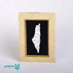 🕊️🇵🇸 تابلو طرح غزه؛ تجسم امید و ایستادگی در قاب هنر برخی آثار هنری نه‌تنها چشم را می‌نوازند بلکه دل را نیز درگیر می‌کنند. تابلو طرح غزه از مجموعه آثار فرهنگی همیار مدیر، دقیقاً چنین ویژگی‌ای دارد— ترکیبی از زیبایی هنری، معنا و حس انسان‌دوستی که برای نسل دانش‌آموزی پیام‌آور عشق و اتحاد است 🌿✨. این تابلو در ابعاد مناسب 14×20 سانتی‌متر طراحی شده و با وزنی بسیار سبک 43 گرم، به راحتی در پک‌های فرهنگی مدارس یا هدایا قرار می‌گیرد. جنس بدنه از چوب مستحکم با فریم طلایی رنگ است و طرح اصلی نقشه غزه از پلکسی آینه‌ای براق برش خورده تا درخشش آن حس زنده‌بودن و امید را تداعی کند. طراحی نقش زیتون بر سطح آینه، یک انتخاب هوشمندانه برای نشان‌دادن نماد صلح و پایداری ملت‌هاست؛ هر برگ زیتون روی طرح، نشانه‌ای از ثبات و ایستادگی است. این تابلو می‌تواند هدیه‌ای فرهنگی برای مراسم‌های دهه فجر، روز همبستگی ملی یا برنامه‌های مدرسه‌محور باشد 🎁🇮🇷. 📌 مشخصات فنی و ویژگی‌های محصول: 📏 ابعاد: 14×20 سانتی‌متر ⚖️ وزن: 43 گرم 🪵 جنس فریم: چوب با روکش طلایی مات 🪞 جنس طرح: پلکسی آینه‌ای با نقش زیتون 🕊️ سبک طراحی: مینیمال، نمادین و فرهنگی 🎁 مناسبت: دهه فجر، فعالیت‌های مدرسه، هدیه مناسبتی دانش‌آموزی این اثر، هدیه‌ای است از جنس معنا— نمادی از زیبایی و ایستادگی که می‌تواند هر محیطی را سرشار از پیام انسان‌دوستی کند. همیار مدیر، همراه شما در خلق آثار فرهنگی با روح مقاومت و امید 🌟🕊️.
