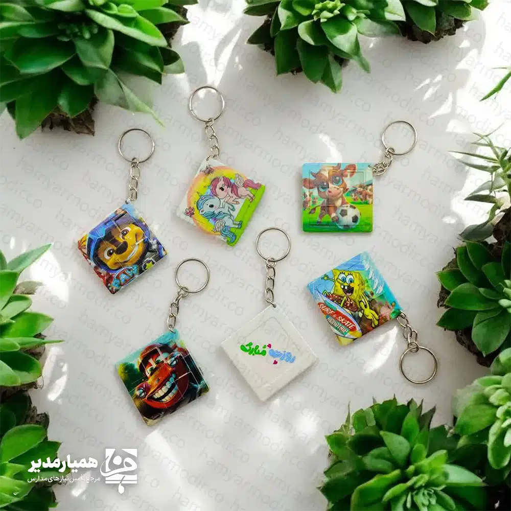 ✨ معرفی ویژه: جاکلیدی طرح فانتزی پازل متحرک - تلفیق جذابیت و کارکرد آموزشی ✨ این محصول، فراتر از یک جاکلیدی ساده، یک ابزار تعاملی و یک هدیه فرهنگی ماندگار است. طراحی منحصربه‌فرد پازل متحرک این امکان را فراهم می‌کند که دانش‌آموزان ضمن لذت بردن از کاراکترهای شاد و رنگارنگ، مهارت‌های ظریف حرکتی و حل مسأله خود را نیز به شکلی ناخودآگاه تقویت کنند. این هدیه چرا برای مدارس و مراکز آموزشی ایده‌آل است؟ جنبه سرگرمی و پازل 🧩: هر جاکلیدی شامل یک پازل متحرک کوچک است که در ساعات فراغت دانش‌آموزان، منبعی برای سرگرمی ذهنی خواهد بود. طرح‌های متنوع و جذاب 😊: با طیف گسترده‌ای از کاراکترهای محبوب فانتزی، این جاکلیدی برای دانش‌آموزان در مقاطع مختلف سنی جذابیت دارد. هدیه مناسبتی 🎁: یک گزینه عالی برای بسته‌های هدیه در مناسبت‌های خاص مانند روز دانش‌آموز، جشن الفبا، جشن تکلیف و جوایز ماهانه مدرسه. همین حالا این هدیه خلاقانه و دوست‌داشتنی را سفارش دهید و دانش‌آموزان را شگفت‌زده کنید! 👏