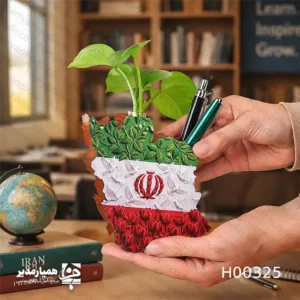 🌹 جاقلمی گلدار طرح ایران – ترکیبی از زیبایی ملی و حس زندگی 🌹 این جاقلمی زیبا و منحصر به فرد با الهام از شکوه و زیبایی سرزمین ایران طراحی شده است. طرح پرچم سه‌رنگ ایران 🇮🇷 در کنار گل‌های زیبا، نشان‌دهنده عشق به وطن و حس سرزندگی است که به فضای کاری یا تحصیلی شما طراوت خاصی می‌بخشد. ساخته شده از جنس چوب و شیشه‌ای، این جاقلمی سبک وزن (۴۰ گرم) با ابعاد مناسب 7.5×12 سانتی‌متر، نه تنها یک ابزار کاربردی است بلکه یک قطعه هنری با معنای ویژه محسوب می‌شود. وجود لوله شیشه‌ای کوچک در داخل جاقلمی، امکان قرار دادن یک شاخه گل طبیعی یا مصنوعی را فراهم کرده تا فضای میز شما را زندگی و زیبایی بدهد. این جاقلمی انتخابی مناسب برای دهه فجر، بازگشایی مدارس و هدیه‌های مناسبتی روز دانش‌آموز است. انتخاب شما برای جاقلمی گلدار طرح ایران، هم یک ابزار کارآمد و هم نشانی از احترام به فرهنگ و سرزمین‌مان است. این محصول بدون گل ارسال می‌شود، اما فرصتی برای شماست تا حس زندگی را به سبک خودتان خلق کنید. 🌱✨