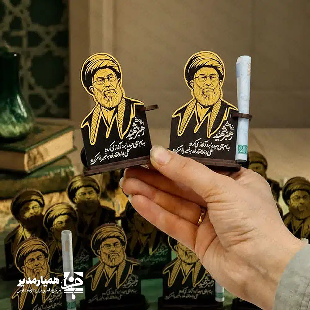 ✨🕌 استند غدیر کد ۶ (طرح رهبری)، یک هدیه فرهنگی و معنوی با طراحی بسیار شکیل است. این استند از ترکیب امدیاف دورو، امدیاف اکلیلی و مولتیاستایل ساخته شده و با ارتفاع ۸.۵ سانتیمتر، وزنی بسیار سبک (۲۵ گرم) دارد 🍃. وجود جای مخصوص اسکناس در کنار تصویر مقام معظم رهبری، این محصول را به انتخابی عالی برای عیدی دادن به دانشآموزان و زینتبخش میز کار تبدیل کرده است 🎁🇮🇷.