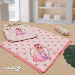 "توضیحات نظرات 💖 ست روسری و کیف دخترانه ؛ هدیه‌ای خاص و معنوی ما در همیار مدیر، ست روسری و کیف دخترانه را برای دختران دلبند شما تولید کردیم. این مجموعه زیبا با طراحی هماهنگ و رنگ‌بندی شاد، روحیه لطیف دختران مقطع ابتدایی را هدف قرار می‌دهد. ویژگی‌های متمایز ست روسری و کیف طراحان ما این محصول را با دقت فراوان برای استفاده در مجالس و جشن تکلیف آماده کردند. در ادامه با مزایای اصلی این ست آشنا می‌شوید: طراحی هماهنگ: ست بودن روسری و کیف، ظاهری آراسته و زیبا به کودک می‌بخشد. ابعاد استاندارد: ما روسری را با ابعاد ۹۰ سانتی‌متر و کیف را با ابعاد ۲۶×۲۷ سانتی‌متر طراحی کردیم تا با جثه دختران ابتدایی متناسب باشد. جنس باکیفیت: استفاده از پارچه مرغوب، ماندگاری بالای محصول را در استفاده روزمره تضمین می‌کند. چرا این ست هدیه‌ای ماندگار است؟ این محصول تنها یک ست لباس نیست؛ ما آن را به عنوان یک «هدیه فرهنگی» برای خاطره‌سازی در دوران کودکی خلق کردیم. اگر به دنبال هدیه‌ای باکیفیت برای مناسبت‌های زیر هستید، این ست بهترین انتخاب است: جشن تکلیف روز دختر مناسبت‌های مذهبی و ملی با هدیه دادن این ست زیبا، دختران، حس اعتمادبه‌نفس و آراستگی را با لذتی دوچندان تجربه می‌کنند. این هدیه در جشن‌ها خوش می‌درخشد و در استفاده روزمره، همراهی صمیمی برای آن‌ها باقی می‌ماند."