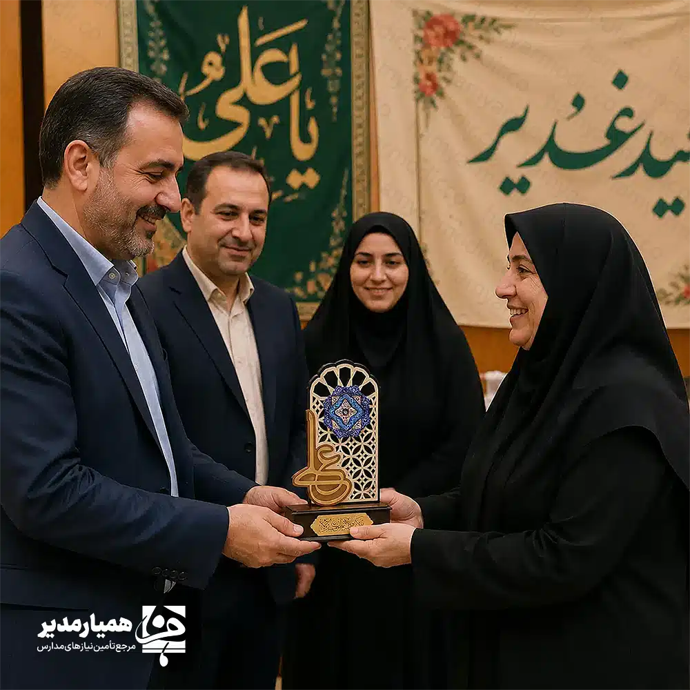 غدیر؛ عیدِ ولایتِ علوی و تجلیِ هویتِ شیعی 🌿 عید غدیر خم، نه تنها یک واقعه تاریخی، بلکه نقطه عطف تاریخ اسلام و بزرگ‌ترین عید شیعیان جهان است.غدیر، روزی است که پیامبر اکرم(ص) به فرمان الهی، پرچم ولایت و جانشینیِ امیرالمؤمنین، علی بن ابی‌طالب(ع) را برافراشتند و مسیر هدایت امت را تا ابد روشن کردند.برای فرهنگیان و فعالان آموزشی که متولی تربیت نسل آینده هستند، غدیر معنایی عمیق‌تر دارد؛ چرا که ولایت‌مداری، شالوده هویت دینی ما و راهنمای عمل در اخلاق، عدالت و مسئولیت‌پذیری است.در روزگاری که ممکن است برنامه‌های حضوری محدود یا مدارس تعطیل باشد، بزرگداشت این عید بزرگ می‌تواند به شکلی معنادار و با محوریت «تبیین جایگاه امامت» ادامه یابد؛ با کارهای ساده اما ریشه‌دار که پیام غدیر را از سطحِ مراسم به عمقِ رفتار اجتماعی منتقل کند. ✨ غدیر؛ عیدِ میثاق با ولایت 🕌 در غدیر، خداوند دین را با معرفی امامِ برحق کامل کرد. ولایت امیرالمؤمنین(ع) تنها یک واقعه در تاریخ نیست؛ بلکه جریانی است که در رگ‌های هویت شیعی جاری است. برای ما که در فضای فرهنگی فعالیت می‌کنیم، بزرگداشت غدیر فرصتی است تا: عشق و ارادت خود را به ساحت مقدس امیرالمؤمنین(ع) ابراز کنیم. مفهوم «ولایت» را به عنوان راهبردی برای عدالت، اخلاق و مدیریت جامعه معرفی کنیم. به دانش‌آموزان و مخاطبان یادآوری کنیم که پیروی از مکتب اهل‌بیت(ع) با عدالت علوی و اخلاق نبوی گره خورده است. پیوند غدیر با فرهنگِ معلمی و کارِ تربیتی 🎓 فرهنگیان بیش از هر گروهی با مفهوم «هدایت» سروکار دارند. معلم، مدیر و مربی فرهنگی در کلاس و مدرسه، نقش راهبر را بر عهده دارد و همین‌جا است که پیام غدیر به زندگی روزمره نزدیک می‌شود. ولایت‌پذیری در نگاه ما، یعنی درس گرفتن از سیره امام علی(ع) در همه عرصه‌ها: عدالت علوی در قضاوت، ارزشیابی و تقسیم فرصت‌ها ⚖️ اخلاق نبوی در مهربانی، کرامت و احترام به انسان‌ها 🧭 شجاعت در حق و ایستادگی بر راستی، حتی در شرایط دشوار 📌 خدمت‌محوری و کمک بی‌منت به دیگران 🤲 پاکدستی و امانت‌داری در مسئولیت‌های آموزشی و فرهنگی 🕊️ اگر غدیر را «عید ولایت» بدانیم، طبیعی است که یکی از مهم‌ترین میدان‌های نشان دادنِ ولایت‌مداری، همین رفتارهای روزمره و حرفه‌ایِ ما در محیط‌های آموزشی و فرهنگی است. [products ids="13367_PRODUCT_1,13362 _PRODUCT_2,14607_PRODUCT_3,15184_PRODUCT_4,15177_PRODUCT_5" columns="5"] غدیر؛ جلوه‌گاهِ همدلی و مواساتِ شیعی 🤝 مکتب تشیع همواره با «مواسات» و دستگیری از دیگران شناخته شده است. غدیر، بهانه‌ای است تا این ویژگیِ برجسته شیعی را در فضای مدرسه، اداره و محیط کار بازسازی کنیم. مهر و مودت میان مؤمنین را افزایش دهد 🤝 روحیه «همدلیِ ولایی» را تقویت کند 🌱 یادآوری کند که پیروی از علی(ع) یعنی دردی از دردهای جامعه را دوا کردن 🧩 هدیه در غدیر؛ سنتِ تکریمِ ولایت‌مداران 🎁 در فرهنگ دینی ما، هدیه دادن در عید غدیر (به‌ویژه به سادات و محبان امیرالمؤمنین) ریشه‌ای دیرینه دارد. هدیه در این روز، فقط یک رسم اجتماعی نیست؛ بلکه تکریمی است برای «نامِ علی» و پاسداشتی برای «جایگاه ولایت». هدیه‌های فرهنگی—وقتی ساده، باوقار و معنادار انتخاب شوند—می‌توانند به یک «یادآور اخلاقی» تبدیل شوند؛ چیزی که در ذهن و زندگی مخاطب می‌ماند و پیام غدیر را از یک تبریک کوتاه به یک نشانه ماندگار تبدیل می‌کند. برای دیدن استند غدیر اینجا کلیک کنید سنت هدیه‌دادن سادات در غدیر 💚 یکی از رسم‌های دوست‌داشتنی و ریشه‌دار در عید غدیر این است که سادات—به عنوان منسوبان به خاندان پیامبر(ص)— در این روز مبارک، به نشانه محبت و تکریم ولایت، هدیه یا عیدی می‌دهند. این سنت، فقط یک رسم نیست؛ یک پیام فرهنگی در خود دارد: تقویت پیوند عاطفی جامعه با اهل‌بیت(ع)، گسترش مهرورزی و ایجاد حال‌وهوای عیدانه در خانواده‌ها و جمع‌ها. در فضای فرهنگیان و مراکز آموزشی نیز این سنت می‌تواند با حفظ شأن افراد و پرهیز از هرگونه تفاخر، به شکل‌های ساده و محترمانه (عیدی کوچک، کارت تبریک، یادبود فرهنگی) اجرا شود و حال‌وهوای غدیر را گرم‌تر کند. برای دیدن گیفت های غدیر ی اینجا کلیک کنید رویکردهای خلاقانه در هدیه‌های غدیری (ویژه سادات و فرهنگیان) در سال‌های اخیر، برخی مجموعه‌های فرهنگی تلاش کرده‌اند برنامه‌ها و یادبودهای مرتبط با غدیر را از حالت کلیشه‌ای خارج کنند و به سمت هدایای معنادار و خلاقانه بروند؛ به‌ویژه برای تکریم سادات و نیز قدردانی از فرهنگیان. در همین راستا، مجموعه «همیار مدیر» نیز با طراحی و تولید کارهای ویژه و خلاقانه، گزینه‌هایی را آماده کرده که هم شأن این روز بزرگ حفظ شود و هم برای مخاطبان فرهنگی، کاربردی و ماندگار باشد. چنین تولیداتی اگر با پیام‌های اخلاقی علوی و زیبایی‌شناسی ایرانی همراه شود، می‌تواند به ابزاری برای «ترویج فرهنگ غدیر» در کنار تکریم افراد تبدیل شود. برای دیدن هدیه خاص همیار مدیر اینجا کلیک کنید ایده‌های کاربردی برای بزرگداشت ولایت علوی (حتی در شرایط محدودیت برنامه‌ها) 💡 اگر امکان برگزاری مراسم حضوری گسترده وجود ندارد، می‌توان غدیر را با روش‌های کوچک‌تر اما عمیق‌تر زنده نگه داشت. ایده‌های زیر برای فرهنگیان، مدارس و مراکز آموزشی/فرهنگی قابل اجراست: ۱) پویش «مشقِ ولایت» (نهج‌البلاغه‌خوانی هدفمند) 📖 هر نفر یک فراز کوتاه از نهج‌البلاغه انتخاب کند (مثلاً از عهدنامه مالک اشتر یا حکمت‌های کوتاه). در ۵ تا ۷ خط بنویسد این بخش چه ربطی به «مدیریت آموزشی»، «اخلاق حرفه‌ای» یا «عدالت در مدرسه» دارد. خروجی‌ها در کانال همکاران منتشر شود یا در یک فایل جمع‌بندی کوتاه کنار هم قرار گیرد. &nbsp; ۲) پویش «یک جمله علوی برای امروز» (ساده و اثرگذار) 🧠 هر فرهنگی یک جمله کوتاه با محور عدالت، مهربانی، امانت‌داری یا حق‌الناس منتشر کند. بهترین جملات را در قالب پوستر یا پیام تبریک رسمی مجموعه جمع‌آوری کنید. ۳) سنت «مواسات علوی» (همدلی اجتماعی) 🤲 یک صندوق همدلی کوچک و کاملاً محترمانه در سطح همکاران شکل بگیرد (حتی غیرحضوری و با هماهنگی امن). کمک‌ها صرف حل یک مسئله واقعی شود: دارو، هزینه تحصیل، بسته معیشتی یا حمایت از خانواده‌های کم‌برخوردار. اصل مهم: حفظ آبرو، ناشناس بودن و مدیریت امینانه. ۴) تقدیرِ ولایی از همکاران (تکریم محبان اهل‌بیت) 🏅 ارسال پیام قدردانی «شخصی‌سازی‌شده» برای همکاران پرتلاش (به جای متن‌های کلیشه‌ای). صدور «لوح تقدیر دیجیتال» با طراحی ساده و رسمی. در صورت امکان، اهدای یادبود کوچک و باوقار برای پیشکسوتان یا همکاران نمونه. ۵) تکریم سادات در غدیر؛ پیوند محبت و فرهنگ 💚 تکریم ساداتِ همکار در محیط کار یا گروه‌های اداری (با حفظ صمیمیت و پرهیز از تفاخر). اهدای یادبود فرهنگی سبک و محترمانه همراه با یک جمله کوتاه درباره ولایت. طراحی «عیدی غدیری» که هم نمادین باشد و هم حامل پیام اخلاق علوی (مثلاً کارت تبریک، نشان، یادبود هنری یا بسته فرهنگی). ۶) برنامه خانوادگی کوتاه با محور تربیت (برای والدین و دانش‌آموزان) 👨‍👩‍👧‍👦 یک متن کوتاه ۶۰ تا ۹۰ ثانیه‌ای آماده شود: «غدیر یعنی عدالت و مهربانی در عمل». از خانواده‌ها خواسته شود یک کار کوچک علوی انجام دهند: کمک به همسایه، دلجویی از یک بزرگ‌تر یا آشتی دادن دو نفر. خروجی: یک جمله/دل‌نوشته کوتاه یا عکس (در صورت تمایل خانواده‌ها) برای انتشار در رسانه مدرسه/مرکز. ۷) «غدیر در محیط کار» (کم‌هزینه و سازمانی) 🧩 آراستن یک گوشه کوچک از محل کار با یک نوشته «یا علی» و یک جمله اخلاقی کوتاه. پخش یک صوت کوتاه ۱ تا ۳ دقیقه‌ای درباره عدالت و حق‌الناس. پذیرایی ساده و آبرومند (بدون اسراف) برای تقویت حس جمعی و احترام. ۸) تولید محتوای سبک برای رسانه‌ها (ویژه فرهنگیان) 🎙️ پادکست ۲ دقیقه‌ای: «سه درس مدیریتی از سیره علوی» ویدئوی ۶۰ ثانیه‌ای: «غدیر، عید احترام و مسئولیت» اینفوگرافیک: «۵ کلیدواژه غدیری برای تربیت» (عدالت، امانت، کرامت، شجاعت اخلاقی، خدمت) نکته اجرایی: اگر برنامه‌ها غیرحضوری است، برای هر ایده «یک خروجی کوچک» تعریف کنید (یک جمله، یک فایل PDF یک‌صفحه‌ای، یک پوستر، یا یک صوت کوتاه) تا مشارکت آسان و نتیجه ملموس باشد. جمع‌بندی؛ غدیر، نبضِ تپندهِ هویتِ ما ✅ غدیر، عید ولایت است؛ عیدی که به ما هویت، جهت و مقصد می‌دهد. برای فرهنگیان، غدیر یعنی درکِ عمق امامت و تلاش برای پیاده‌سازی سیره علوی در سنگر مدرسه و آموزش. حتی اگر فضا محدود باشد، می‌توانیم این عید بزرگ را با افتخار شیعی، با همدلی ولایی و با تکریم ارزش‌های علوی، زنده و اثرگذار نگه داریم.