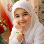 " 🇮🇷 تجلی عشق و وطن در دستبند «ایران من» (ویژه عید غدیر) عید غدیر، بزرگترین عید شیعیان، فرصتی ناب برای پیوند زدن دلهای کودکان با مفهوم ولایت است. دستبند «ایران من» با نگاهی هنرمندانه توسط مجموعه «همیار مدیر» طراحی شده تا این پیام ارزشمند را که ایران همواره سرزمین محبان علی (ع) بوده است، در قالب یک هدیه دوست‌داشتنی به نسل نو منتقل کند. ✨ تحلیل فنی و هنری محصول: ▪️ متریال درخشان: استفاده از مهره‌های شفاف (Crystal-clear beads) در سه رنگ سبز، سفید و قرمز، علاوه بر تداعی پرچم ایران، نور را به‌خوبی منعکس کرده و جلوه‌ای جواهرگونه و جذاب برای کودکان دارد. ▪️ کارت تقدیم اختصاصی: دستبند بر روی یک کارت هنری در ابعاد تقریبی ۵×۵ سانتی‌متر نصب شده است. تصویرسازی فانتزی و باحجاب روی کارت به همراه شعار پرمحتوای «ایران من، دل‌سپرده‌ی عشق علی»، ارزش معنوی هدیه را چندین برابر می‌کند. ▪️ طراحی ارگونومیک: ابعاد دستبند به‌گونه‌ای در نظر گرفته شده که برای مچ دست دانش‌آموزان مقطع ابتدایی کاملاً استاندارد و راحت باشد. 🎁 چرا این محصول برای مراکز فرهنگی و مدارس ایده‌آل است؟ ۱. تقویت هویت دوگانه: این هدیه به‌طور همزمان حس وطن‌دوستی و عشق به اهل‌بیت را در کودک بیدار می‌کند. ۲. قیمت اقتصادی و کیفیت بالا: با توجه به جنس مهره‌ها و بسته‌بندی شکیل، این محصول گزینه‌ای بسیار مقرون‌به‌صرفه برای هدایای جمعی در مدارس و هیئت‌هاست. ۳. پیوستگی محتوایی: اگر از سایر محصولات «همیار مدیر» استفاده می‌کنید، این دستبند تکملی‌کننده پک‌های فرهنگی عید غدیر شما خواهد بود. 🌟 این دستبند صرفاً یک زینت ساده نیست؛ بلکه یک «یادمان فرهنگی» است که در ذهن کودک، خاطره خوشِ عید غدیر را با افتخارِ ایرانی بودن گره می‌زند. انتخابی عالی برای مربیان پرورشی و مدیران خوش‌سلیقه‌ای که به جزئیات تربیتی اهمیت می‌دهند. "