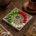 " 🇮🇷 تجلی عشق و وطن در دستبند «ایران من» (ویژه عید غدیر) عید غدیر، بزرگترین عید شیعیان، فرصتی ناب برای پیوند زدن دلهای کودکان با مفهوم ولایت است. دستبند «ایران من» با نگاهی هنرمندانه توسط مجموعه «همیار مدیر» طراحی شده تا این پیام ارزشمند را که ایران همواره سرزمین محبان علی (ع) بوده است، در قالب یک هدیه دوست‌داشتنی به نسل نو منتقل کند. ✨ تحلیل فنی و هنری محصول: ▪️ متریال درخشان: استفاده از مهره‌های شفاف (Crystal-clear beads) در سه رنگ سبز، سفید و قرمز، علاوه بر تداعی پرچم ایران، نور را به‌خوبی منعکس کرده و جلوه‌ای جواهرگونه و جذاب برای کودکان دارد. ▪️ کارت تقدیم اختصاصی: دستبند بر روی یک کارت هنری در ابعاد تقریبی ۵×۵ سانتی‌متر نصب شده است. تصویرسازی فانتزی و باحجاب روی کارت به همراه شعار پرمحتوای «ایران من، دل‌سپرده‌ی عشق علی»، ارزش معنوی هدیه را چندین برابر می‌کند. ▪️ طراحی ارگونومیک: ابعاد دستبند به‌گونه‌ای در نظر گرفته شده که برای مچ دست دانش‌آموزان مقطع ابتدایی کاملاً استاندارد و راحت باشد. 🎁 چرا این محصول برای مراکز فرهنگی و مدارس ایده‌آل است؟ ۱. تقویت هویت دوگانه: این هدیه به‌طور همزمان حس وطن‌دوستی و عشق به اهل‌بیت را در کودک بیدار می‌کند. ۲. قیمت اقتصادی و کیفیت بالا: با توجه به جنس مهره‌ها و بسته‌بندی شکیل، این محصول گزینه‌ای بسیار مقرون‌به‌صرفه برای هدایای جمعی در مدارس و هیئت‌هاست. ۳. پیوستگی محتوایی: اگر از سایر محصولات «همیار مدیر» استفاده می‌کنید، این دستبند تکملی‌کننده پک‌های فرهنگی عید غدیر شما خواهد بود. 🌟 این دستبند صرفاً یک زینت ساده نیست؛ بلکه یک «یادمان فرهنگی» است که در ذهن کودک، خاطره خوشِ عید غدیر را با افتخارِ ایرانی بودن گره می‌زند. انتخابی عالی برای مربیان پرورشی و مدیران خوش‌سلیقه‌ای که به جزئیات تربیتی اهمیت می‌دهند. "
