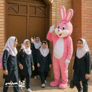 🐰 تن‌پوش عروسکی خرگوش صورتی؛ لبخند و شادی در برنامه‌های کودکانه اگر به دنبال ایجاد فضایی شاد، صمیمی و خاطره‌انگیز در برنامه‌های مدرسه یا مهدکودک هستید، تن‌پوش عروسکی خرگوش صورتی انتخابی بسیار جذاب و دوست‌داشتنی است. ترکیب رنگ صورتی ملایم و سفید در کنار گوش‌های بلند و طراحی کارتونی، ظاهری بانمک و پرانرژی ایجاد کرده که به سرعت توجه کودکان را جلب می‌کند و فضای برنامه را سرشار از شادی می‌سازد. 🎉 این تن‌پوش برای اجرای برنامه‌های فرهنگی، جشن‌های دانش‌آموزی و نمایش‌های کودکانه طراحی شده و می‌تواند به یک شخصیت محبوب در میان دانش‌آموزان تبدیل شود. حضور چنین کاراکتری در مدرسه باعث ایجاد ارتباط صمیمی‌تر میان مجری برنامه و کودکان خواهد شد. 🌟 ویژگی‌های محصول 🐰 طراحی خرگوش کارتونی فانتزی با رنگ صورتی جذاب و کودک‌پسند 🎭 مناسب اجرای برنامه‌های مدرسه مانند مراسم صبحگاه، جشن‌ها و نمایش‌های آموزشی 👤 ابعاد استاندارد مناسب برای استفاده یک فرد بالغ ☁️ جنس نرم و سبک برای راحتی در استفاده طولانی‌مدت 📸 ایده‌آل برای عکاسی یادگاری و تعامل مستقیم با دانش‌آموزان 🎉 مزایای استفاده در مدارس و مهدکودک‌ها استفاده از شخصیت‌های کارتونی در محیط‌های آموزشی، روشی مؤثر برای افزایش هیجان، مشارکت و تعامل کودکان در برنامه‌های مدرسه است. تن‌پوش خرگوش صورتی با ظاهر شاد و رنگ‌بندی انرژی‌بخش خود می‌تواند به راحتی فضای مراسم را گرم کرده و لحظاتی به‌یادماندنی برای دانش‌آموزان ایجاد کند. این تن‌پوش گزینه‌ای عالی برای برنامه‌هایی مانند جشن شکوفه‌ها، جشن‌های مناسبتی، برنامه‌های مهدکودک و مراسم استقبال از دانش‌آموزان است و می‌تواند به نماد شادی در برنامه‌های مدرسه تبدیل شود. 🌸 ✨ نکته کاربردی: حضور یک شخصیت عروسکی شاد در مدرسه، باعث ثبت لحظات جذاب برای عکاسی و مستندسازی برنامه‌های فرهنگی می‌شود و خاطره‌ای شیرین در ذهن کودکان باقی می‌گذارد.