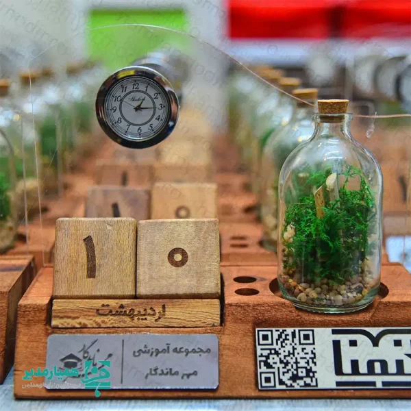 " 🌱 تقویم رومیزی هوشمند | وقتی زمان، هنر و طبیعت کنار هم قرار میگیرند 🌱 تقویم رومیزی هوشمند کیمیا هنر، فقط یک تقویم نیست؛ روایتی خلاقانه از زمان است که با چوب طبیعی درخت چنار، طراحی هنرمندانه و فناوری روز، به یک هدیه ماندگار تبدیل شده است ⏳✨ این محصول با ابعاد ۲۰ × ۹ × ۱۹ سانتیمتر طراحی شده و بهواسطه ظاهر رسمی و در عین حال گرم خود، یکی از بهترین گزینهها برای هدیه به اساتید، مدیران و فضاهای فرهنگی به شمار میآید 🎓🎁 📱 ویژگیهای هوشمند: • اتصال به اپلیکیشن تلفن همراه با قابلیت بهروزرسانی • نمایش مناسبتهای تقویمی • امکان نمایش جملات انگیزشی بهصورت روزانه • قابلیت استفاده در سالهای متمادی • امکان درج نوشته یا المان تبلیغاتی برای سازمانها ✏️ این تقویم دارای محل مخصوص خودکار و مداد است و در کنار آن، یک گلشیشه زیبا قرار دارد؛ ترکیبی هنرمندانه از زمان، طبیعت و آرامش 🌿 ✨ کیمیا هنر با این تقویم، هدیهای میسازد که فقط دیده نمیشود، بلکه هر روز حس خوب، معنا و احترام را یادآوری میکند. "