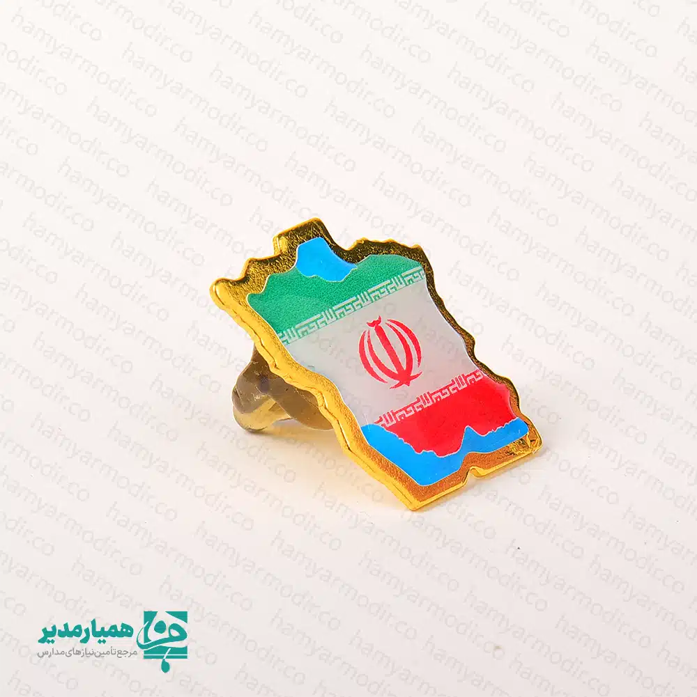 " 🇮🇷 بج سینه نقشه ایران یک محصول فرهنگی، ملی و پرمفهوم است که با هدف گسترش هویت ایرانی و تقویت حس میهن‌دوستی طراحی و تولید شده است. این بج با ابعاد ۵ × ۴ سانتی‌متر و وزن تقریبی ۵ گرم بسیار سبک بوده و به‌راحتی روی لباس، مقنعه، مانتو، کیف و کوله‌پشتی قابل نصب است. 🎨 طراحی: طرح نقشه ایران با رنگ‌های پرچم جمهوری اسلامی جلوه‌ای رسمی، شاد و کاملاً مناسب فضاهای آموزشی و فرهنگی ایجاد کرده است. 🔒 نوع اتصال: دارای سوزن فلزی محکم در پشت بج که نصب آن را آسان و ایمن می‌کند. 🎉 مناسب دهه فجر: این بج سینه به‌طور ویژه برای استفاده در ایام دهه فجر طراحی شده و گزینه‌ای بسیار مناسب برای دانش‌آموزان، معلمان و عوامل مدرسه در مراسم، جشن‌ها و برنامه‌های انقلابی است. 🎁 کاربرد: مناسب هدیه دانش‌آموزی، بسته‌های فرهنگی دهه فجر، جوایز مدرسه‌ای و برنامه‌های مناسبتی ملی و انقلابی. اگر به‌دنبال یک یادگاری کوچک، سبک، اقتصادی و با پیام ملی هستید، بج سینه نقشه ایران از کیمیا هنر انتخابی شایسته برای مدارس و مراکز فرهنگی است 🇮🇷✨ "